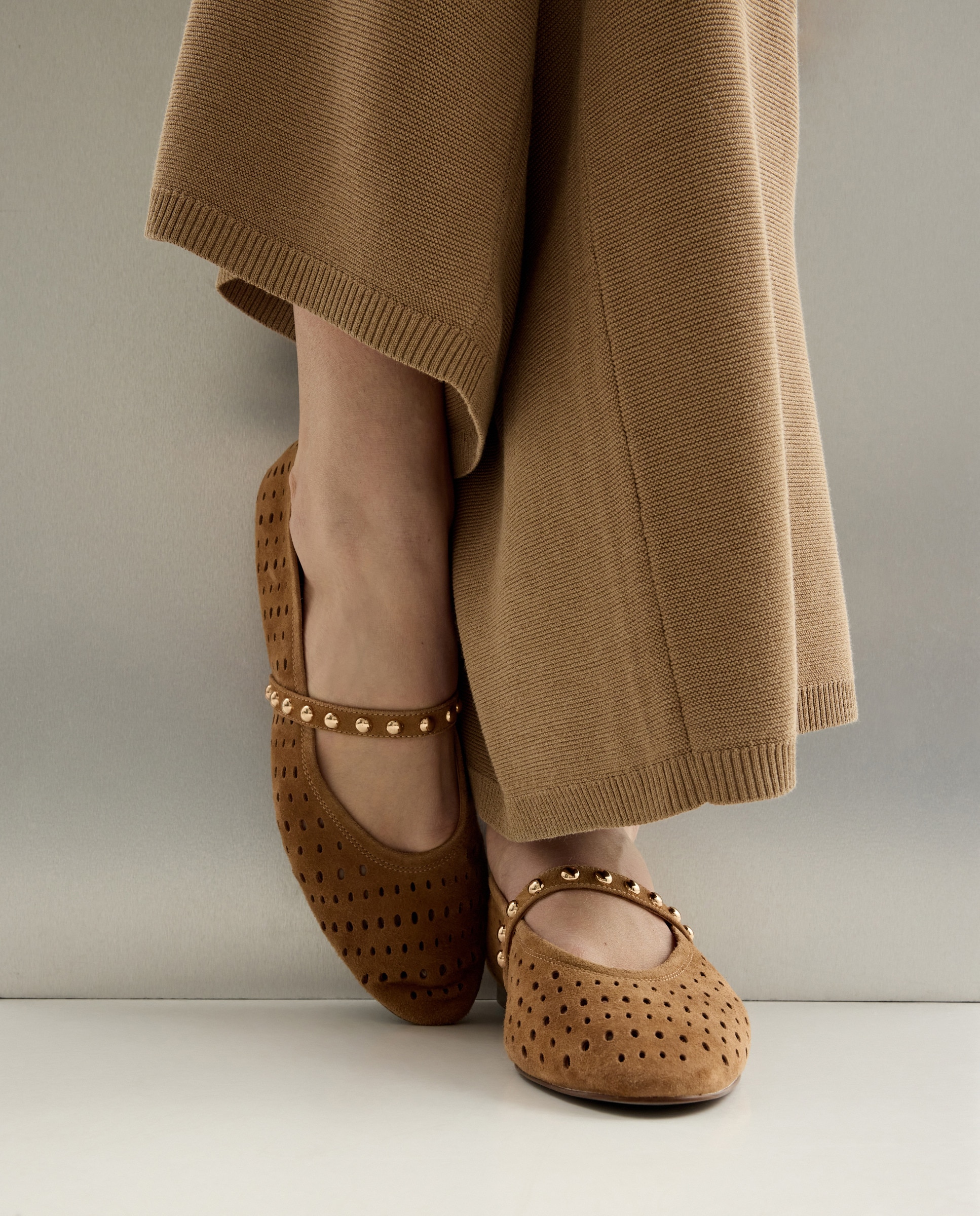 Sapatos Rasos com Adorno Perfurado 730 Camel-6