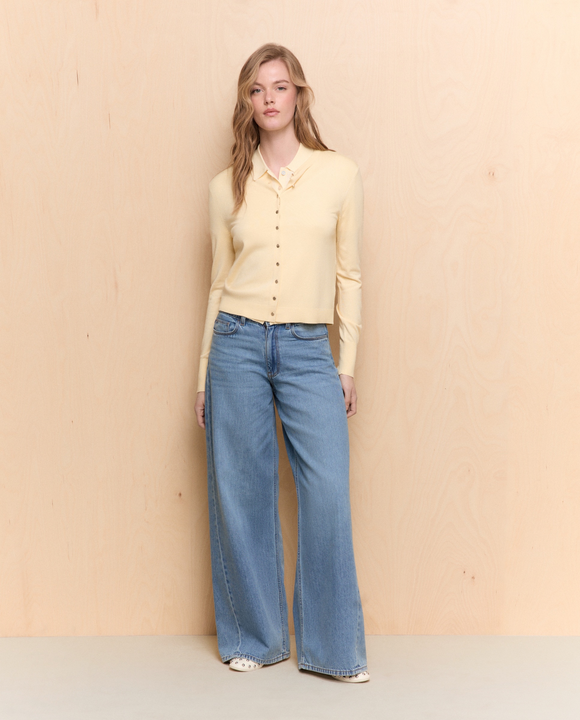 Imagem 0 de Casaco com Detalhe de Botão no Punho e Decote Redondo