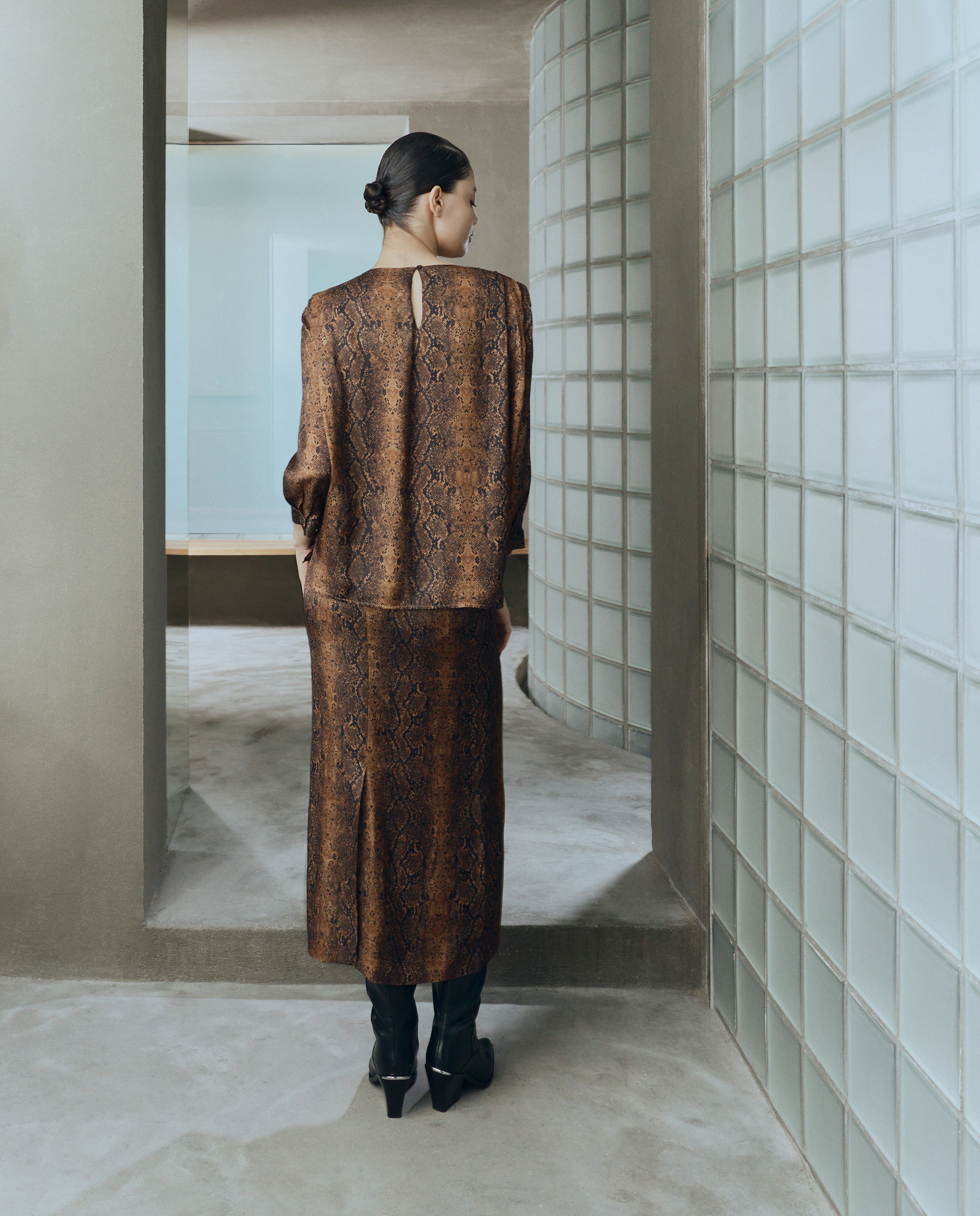 Top com Decote Redondo e Animal Print de Serpente Castanho-3