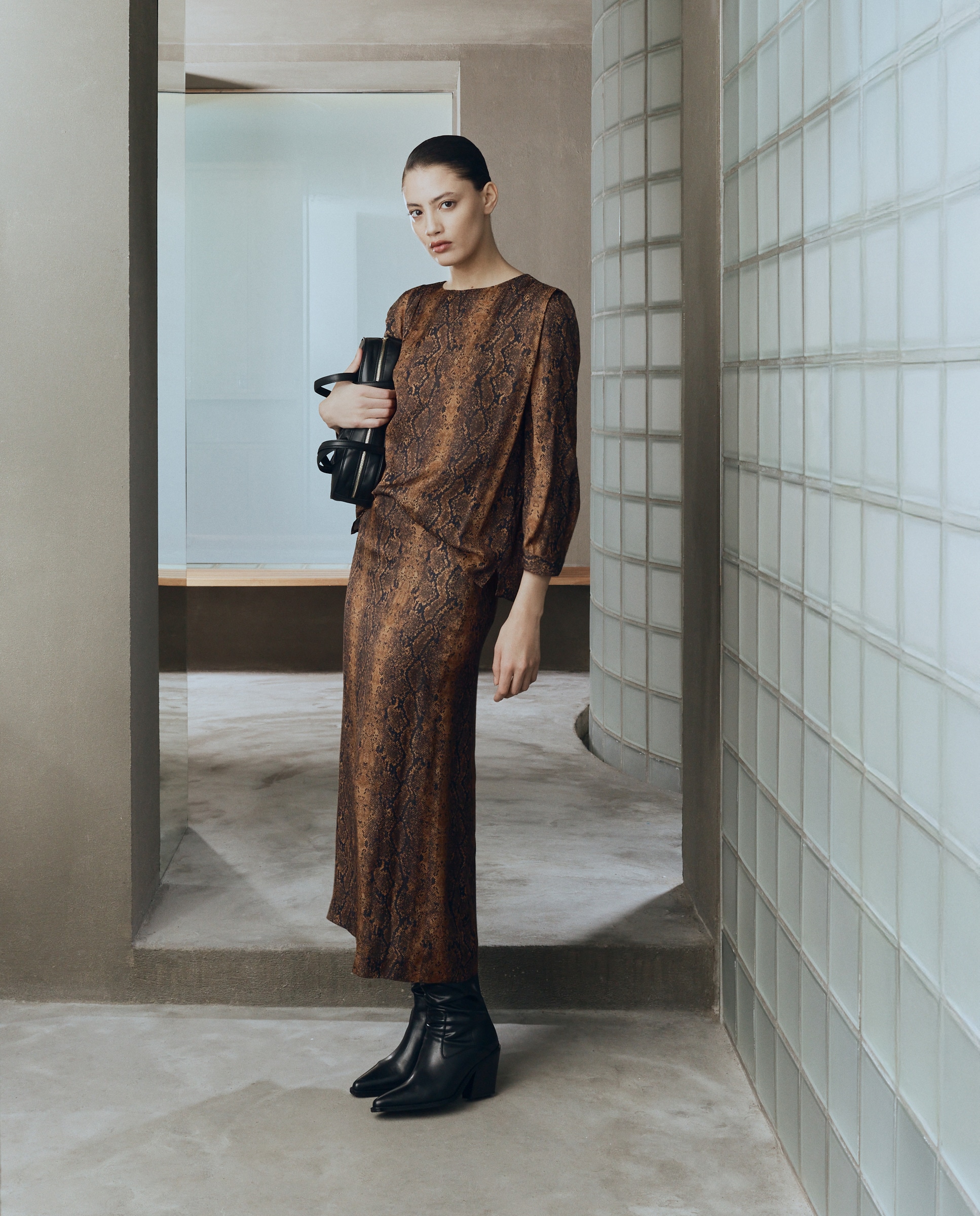 Top com Decote Redondo e Animal Print de Serpente Castanho-1