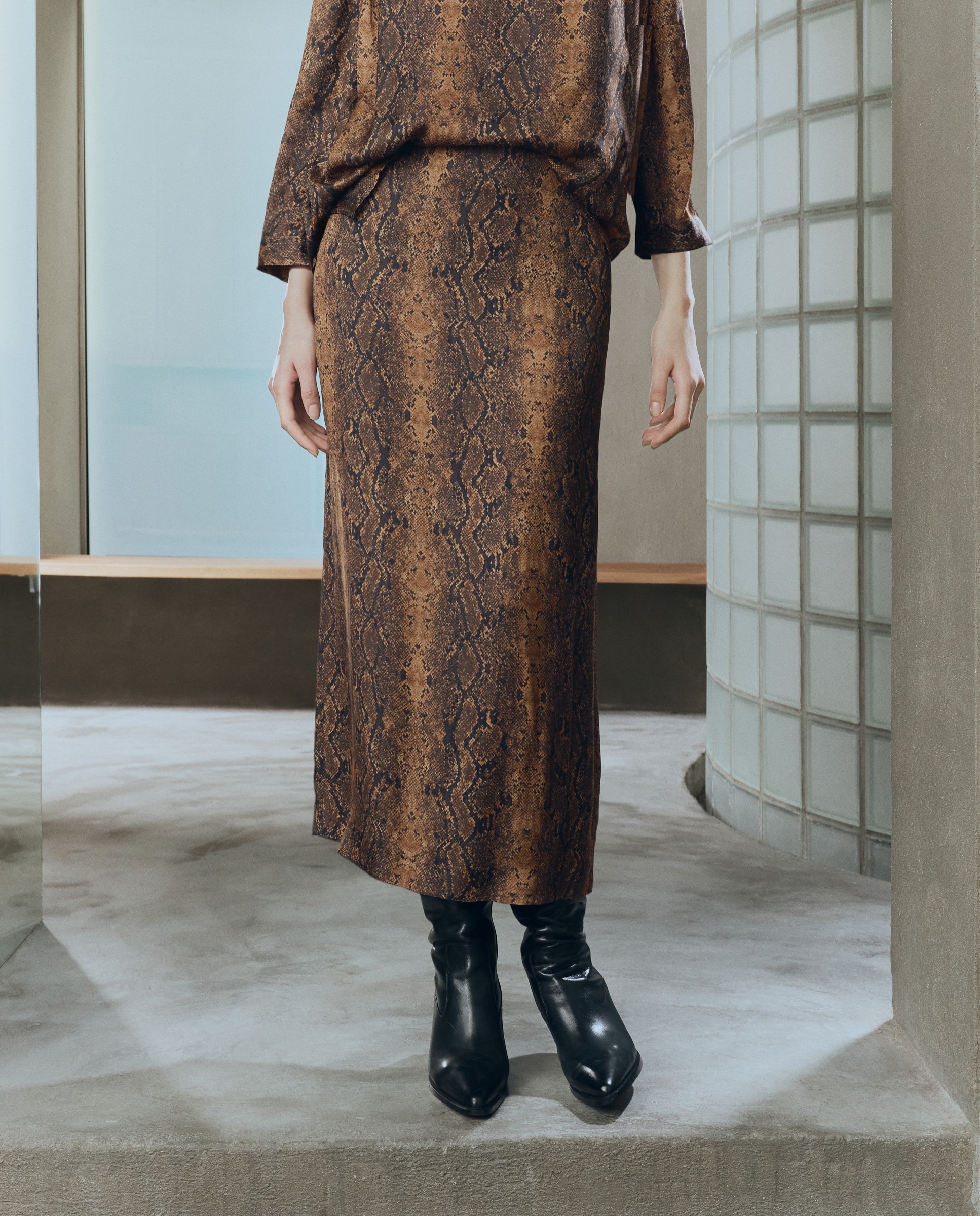 Saia Midi em Serpente Castanho-2