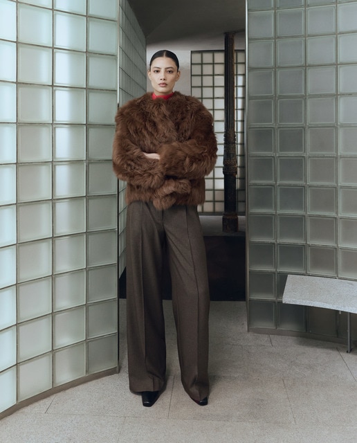 Imagen 0 de Chaquetón de mujer largo con pelo de cordero