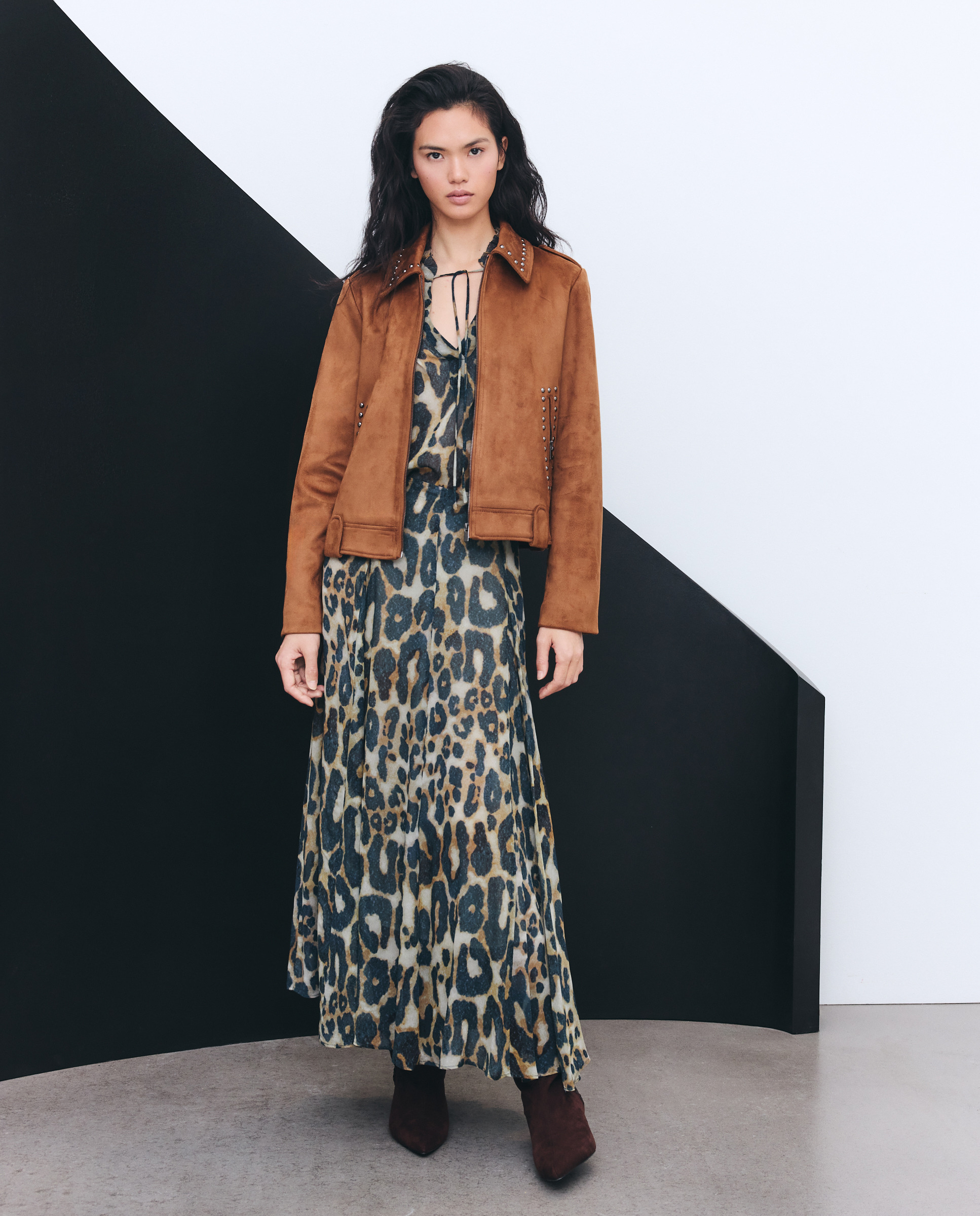 Imagem 0 de Blusão com Efeito de Camurça e Tachas