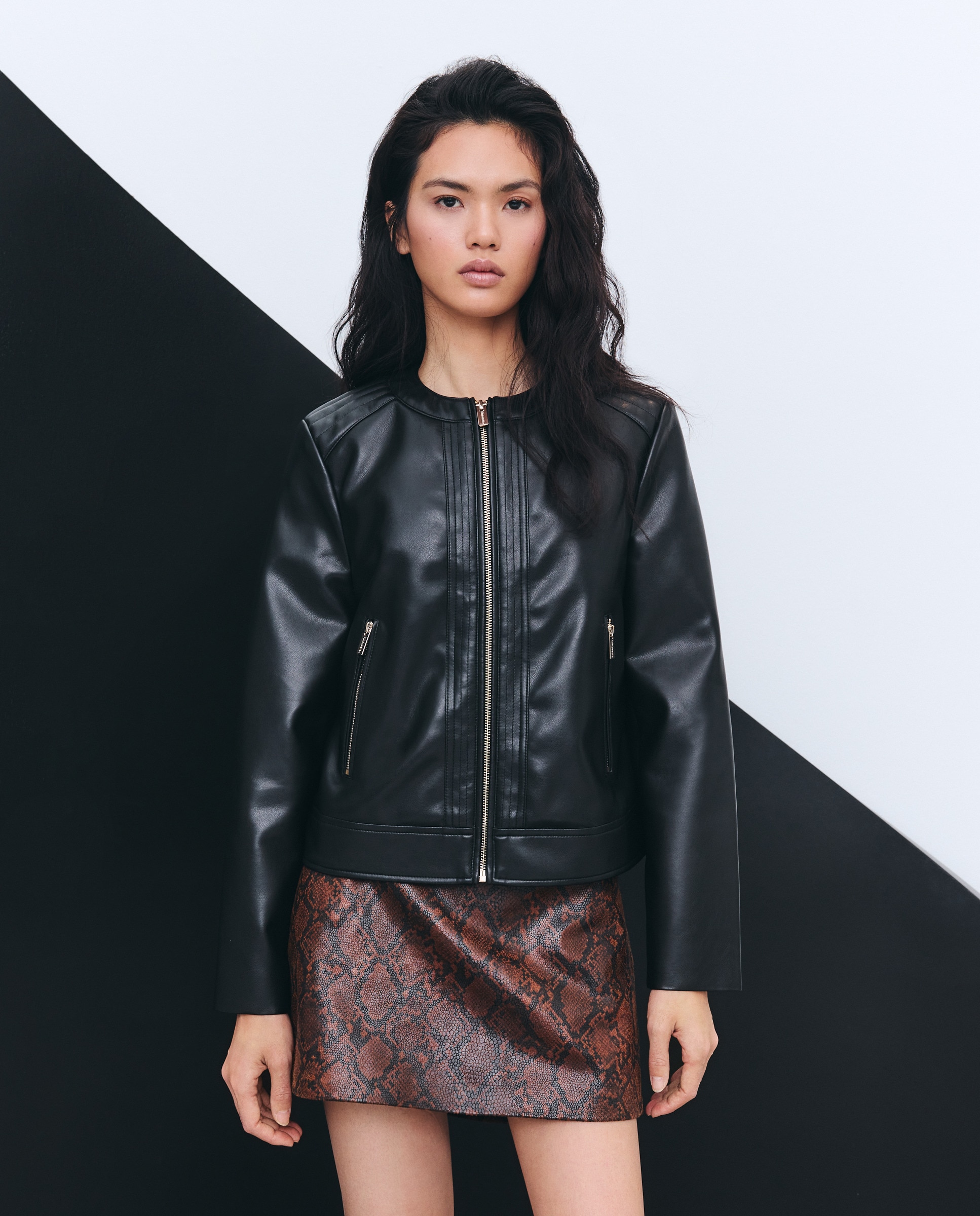 Imagem 0 de Blusão Biker com Decote Redondo e Efeito de Pele