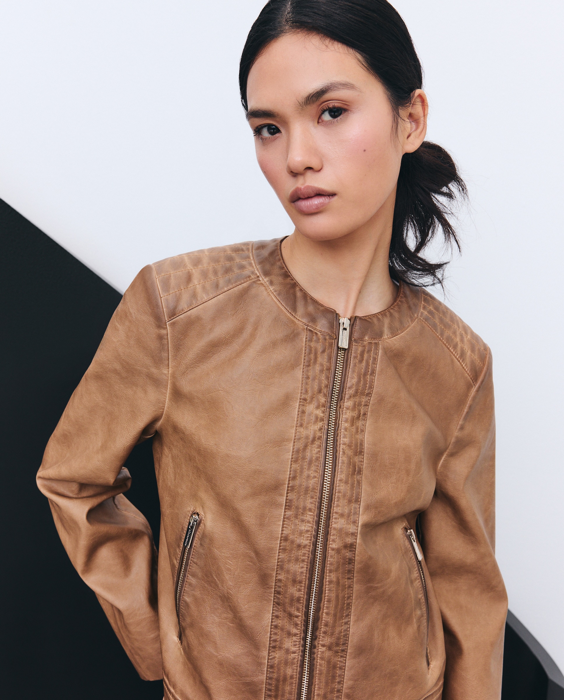 Imagem 0 de Blusão Biker Envelhecido com Efeito de Pele e Decote Redondo