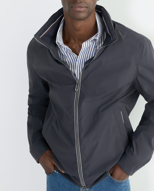 Imagen 0 de Cazadora cuello chimenea para hombre con bolsillos inclinados