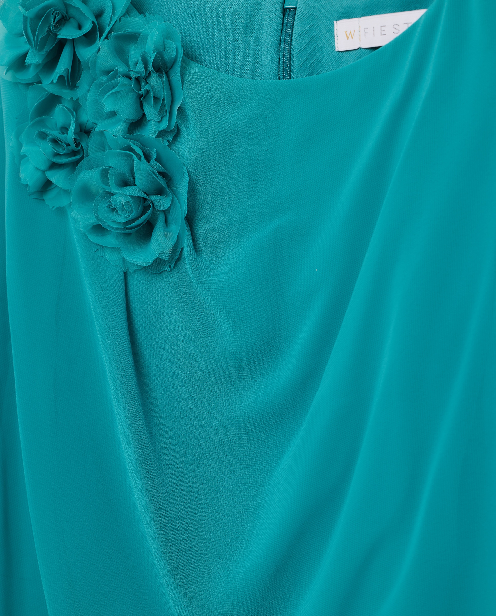 Vestido Curto Elástico de Capelina Aberta com Flor Verde-6