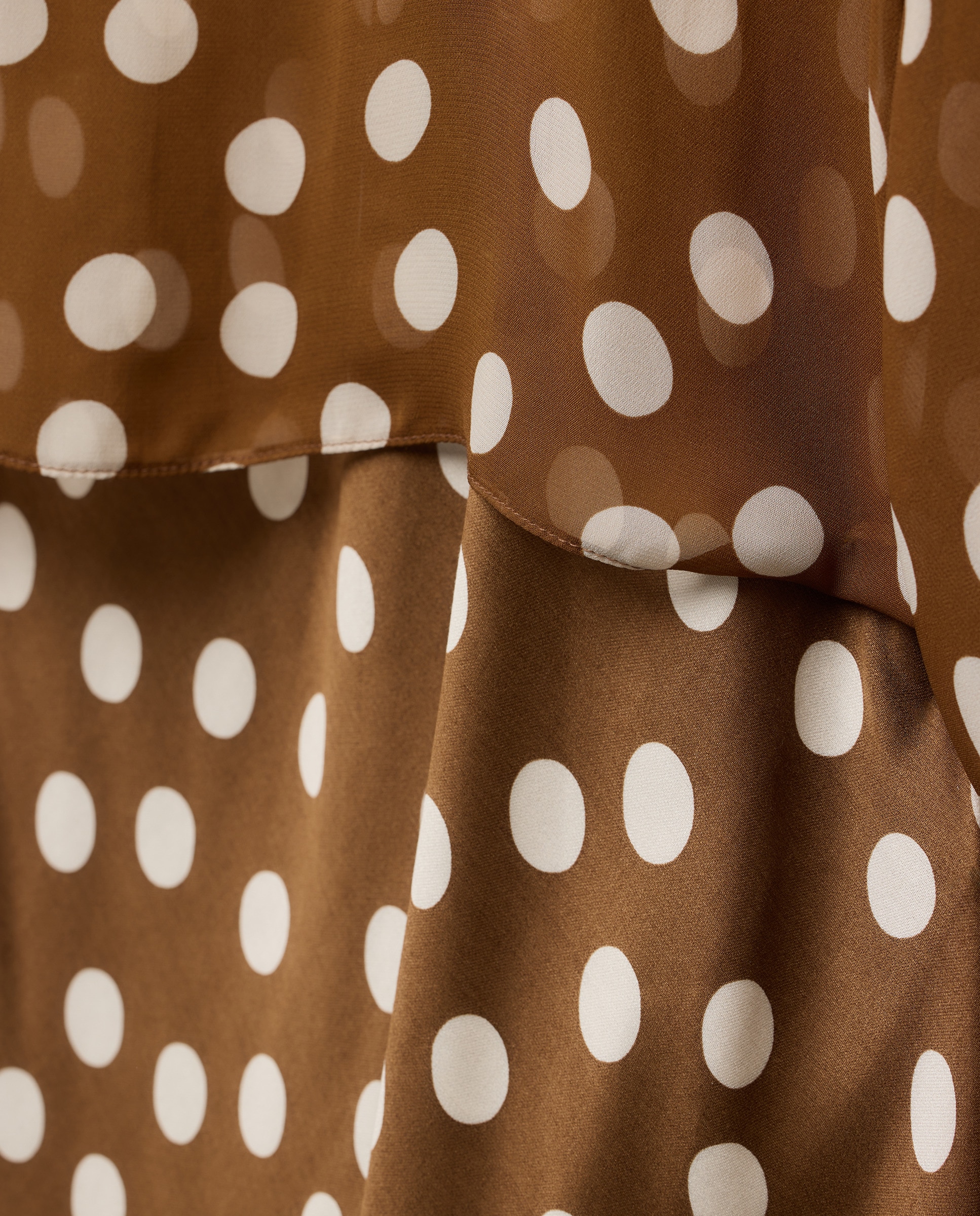 Vestido às Bolinhas com Capelina Branco-6