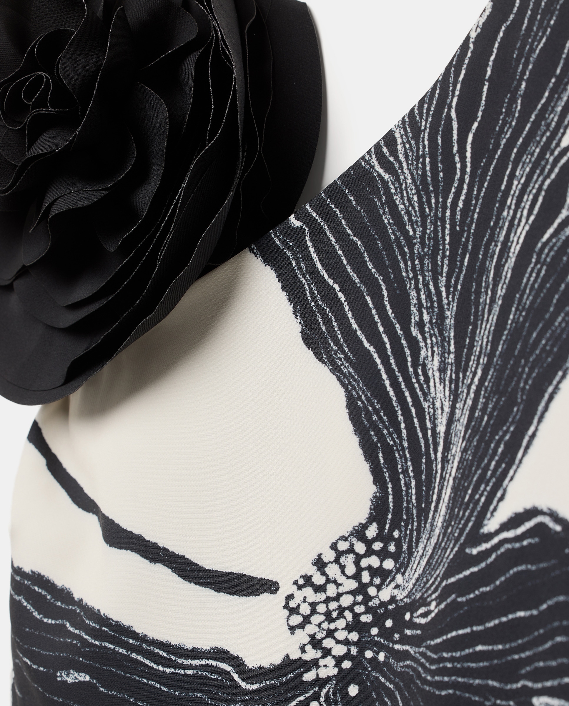 Macacão Assimétrico com Flor no Ombro Preto-5