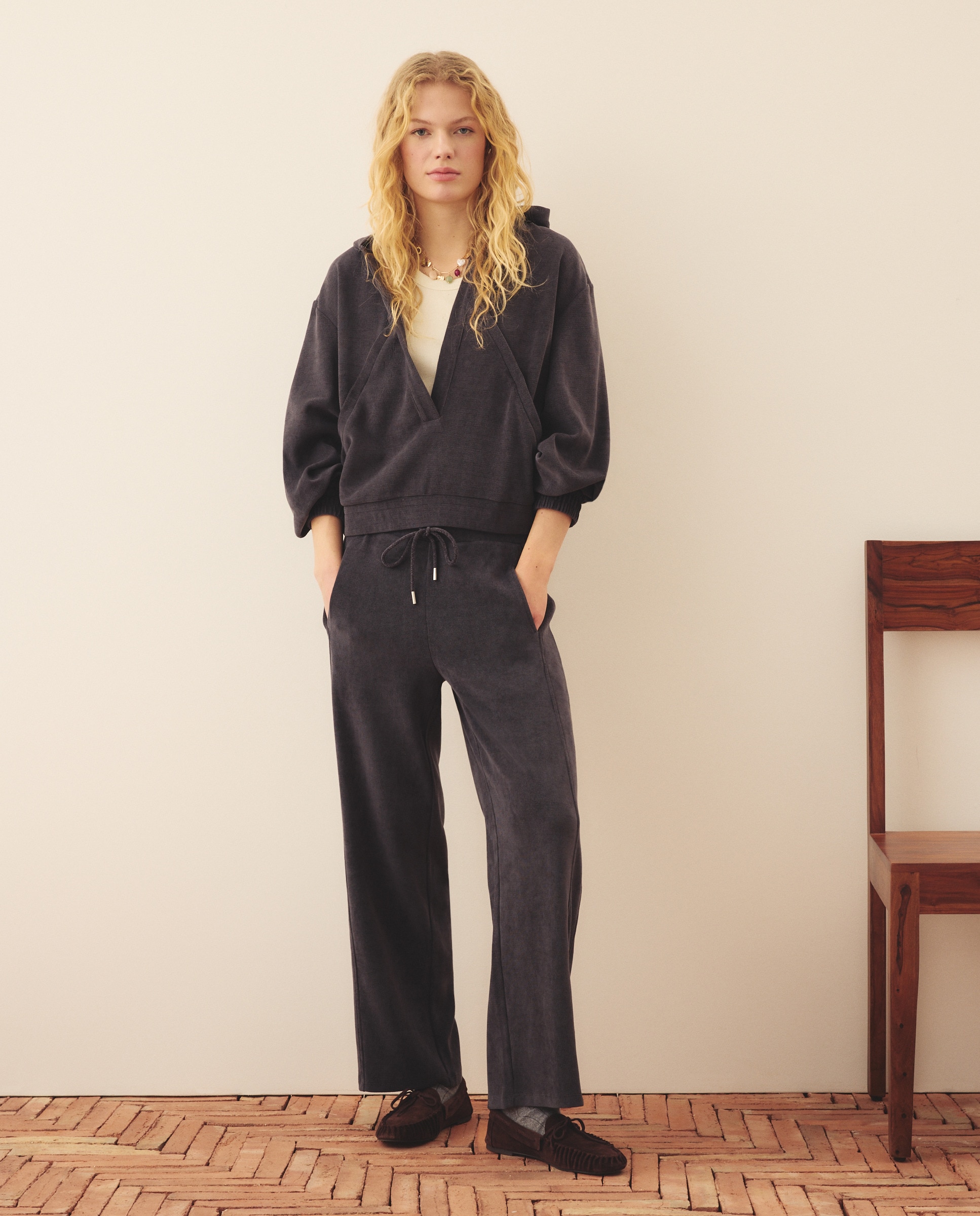 Sweatshirt com Capuz e Decote em Bico Chumbo-2