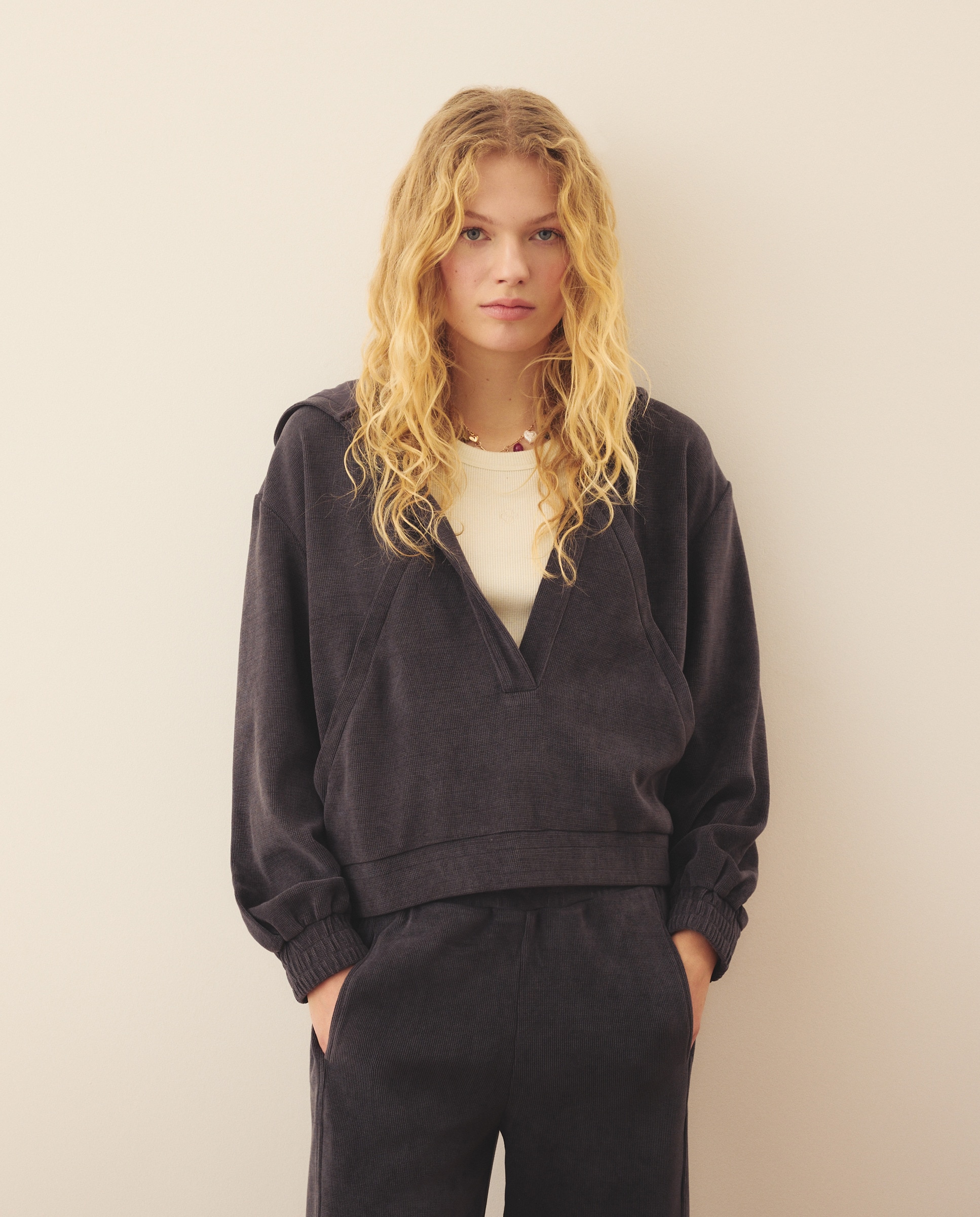Sweatshirt com Capuz e Decote em Bico Chumbo-1