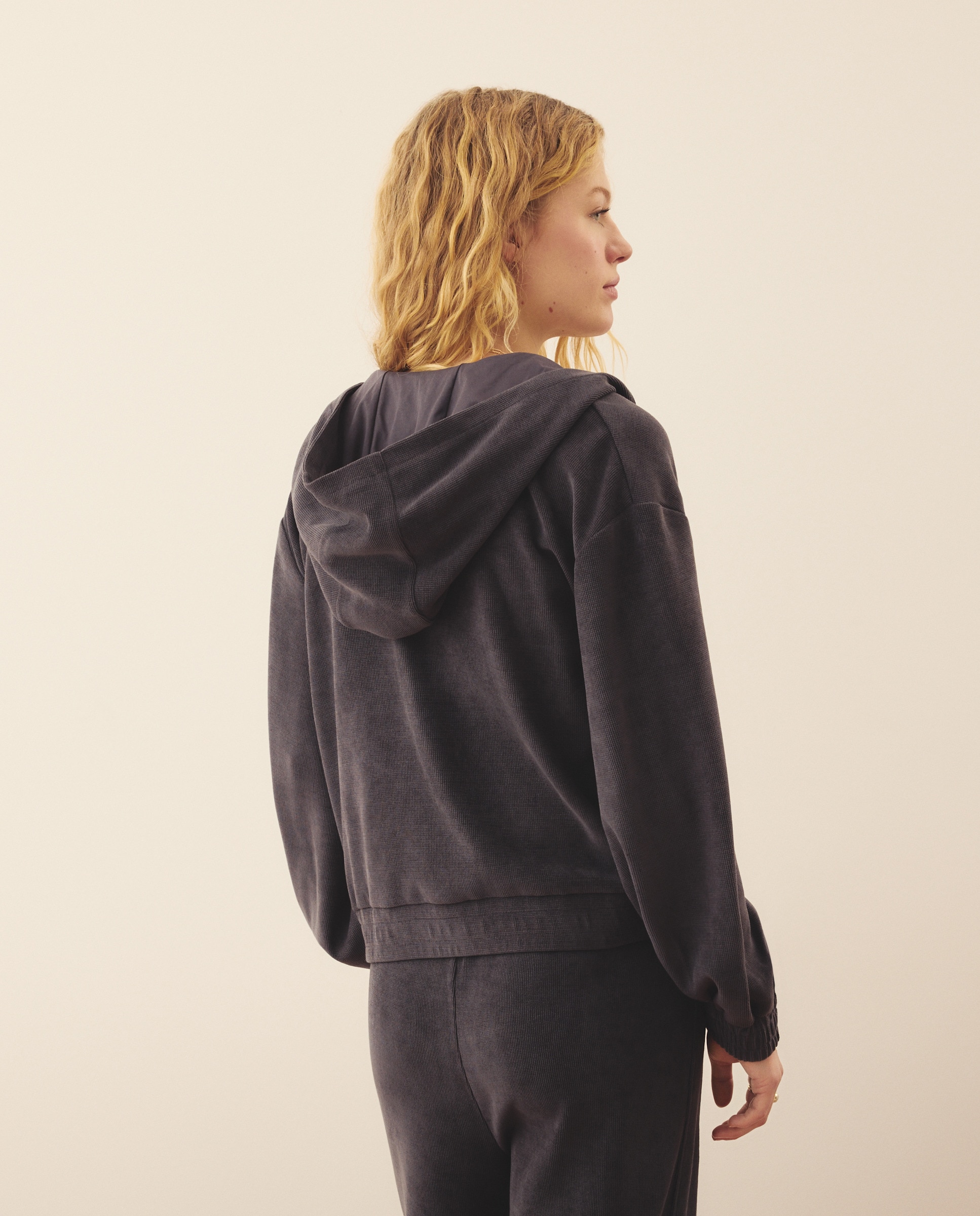 Sweatshirt com Capuz e Decote em Bico Chumbo-3