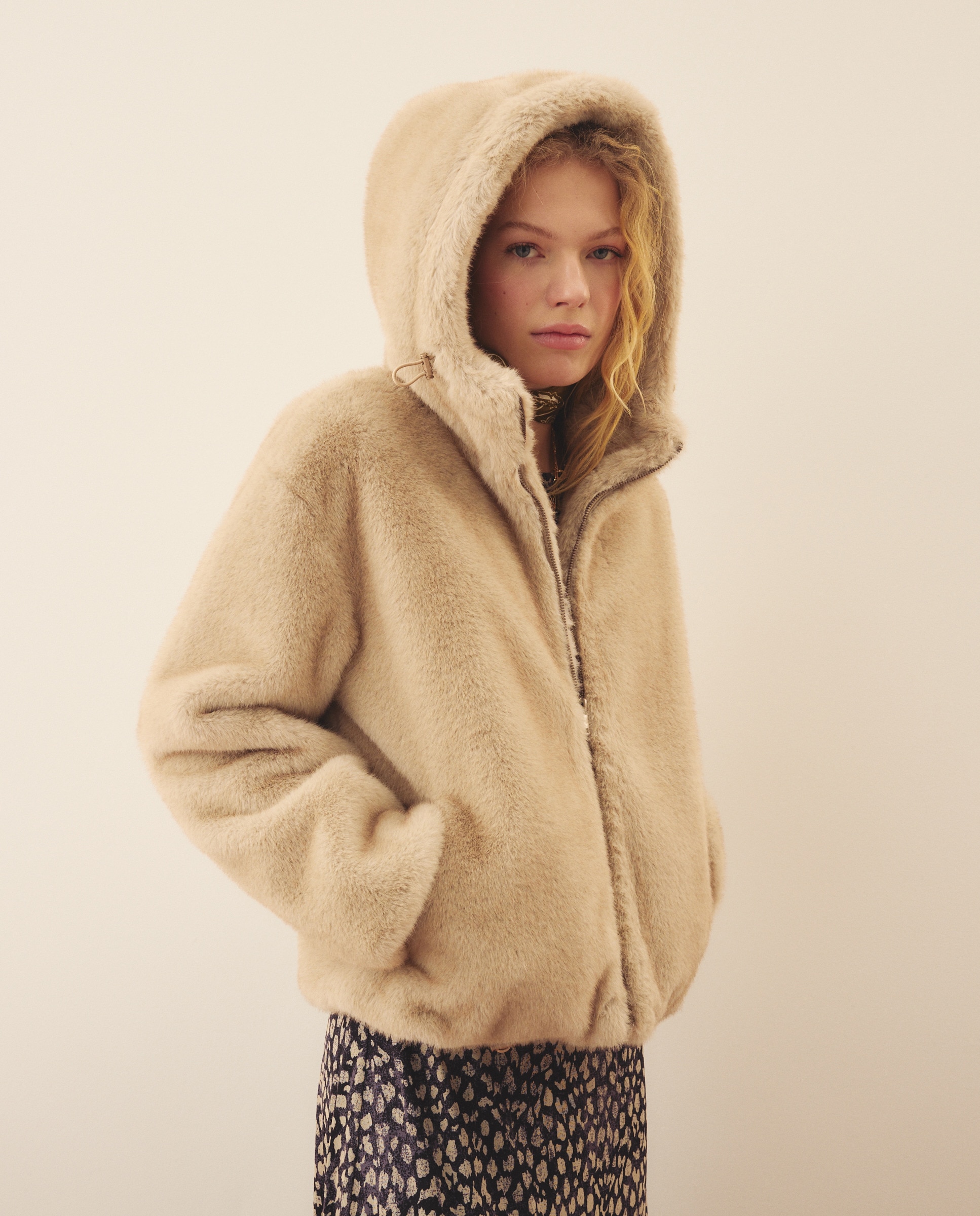 Casaco com Efeito de Pele e com Capuz Vison Claro-4