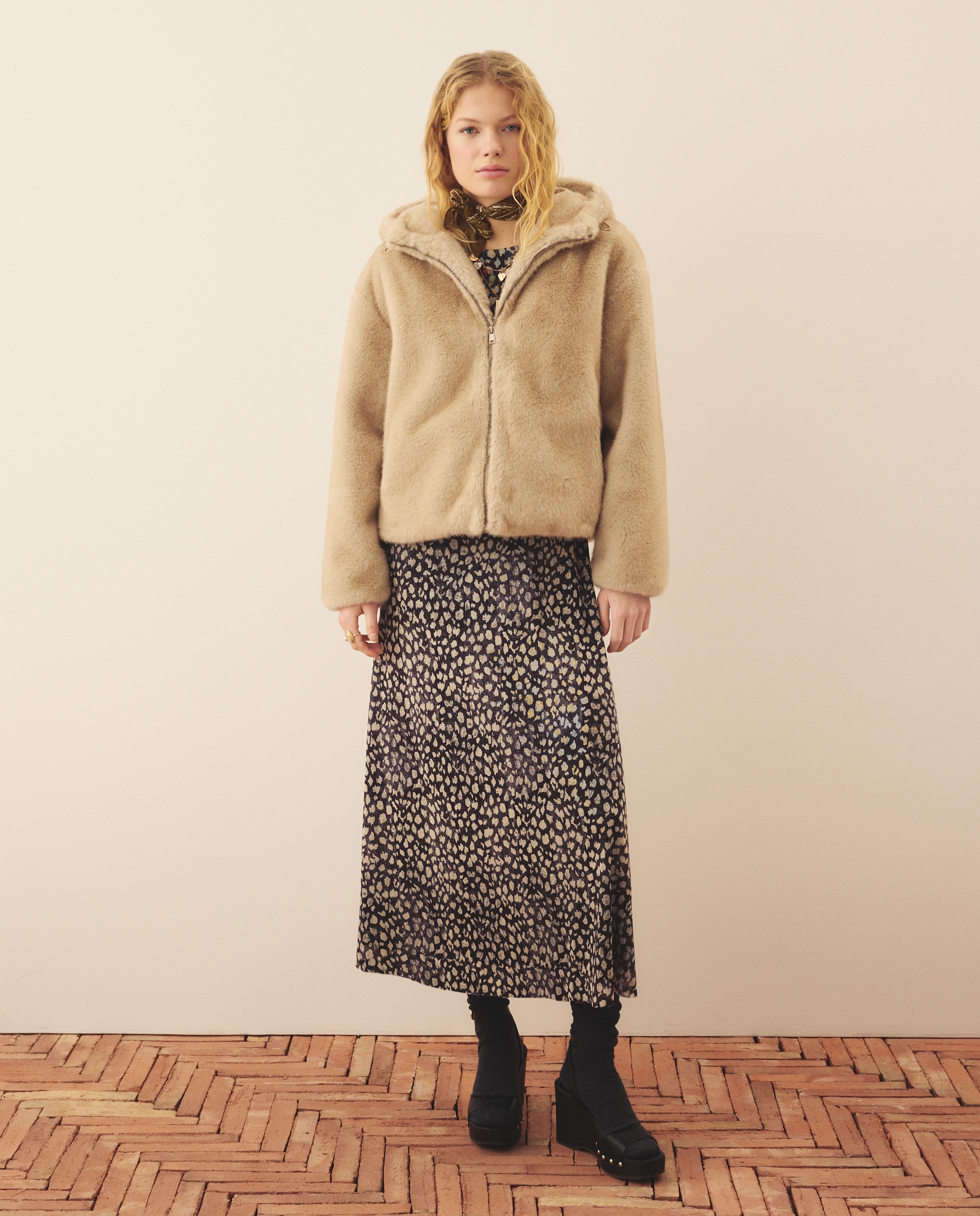 Casaco com Efeito de Pele e com Capuz Vison Claro-1