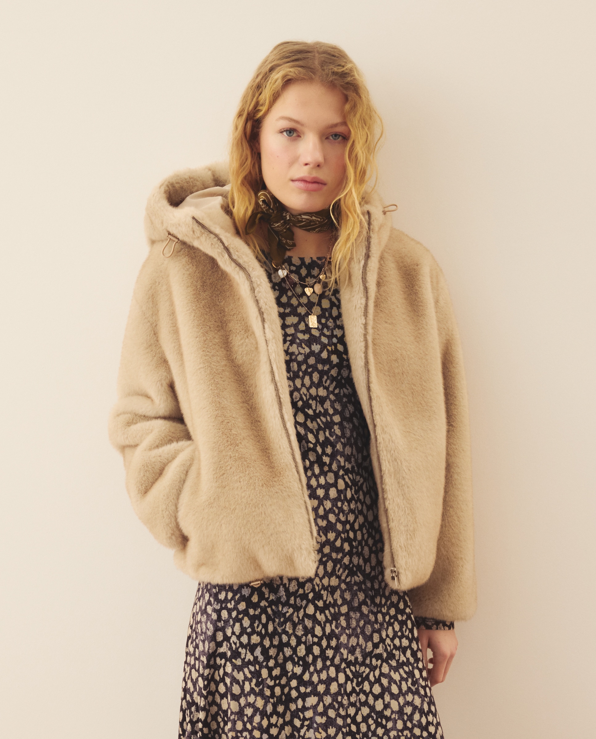 Casaco com Efeito de Pele e com Capuz Vison Claro-2