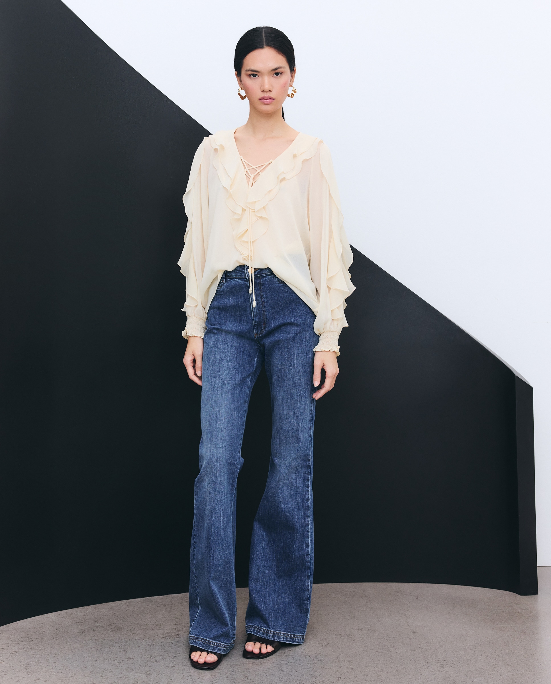 Imagem 0 de Jeans Flare com Cintura Média