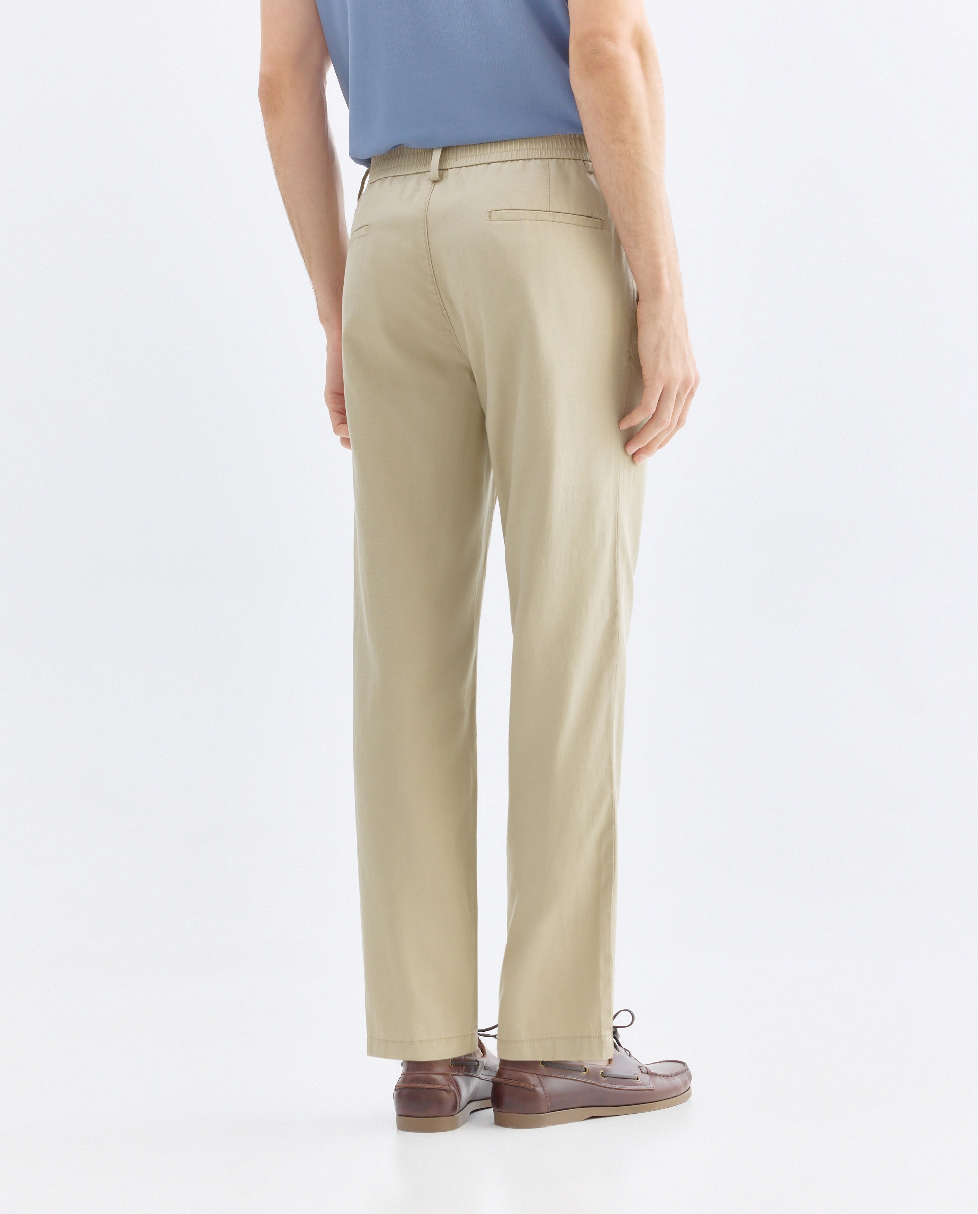 Pantalón hombre chino gomas con lino Visón oscuro-3