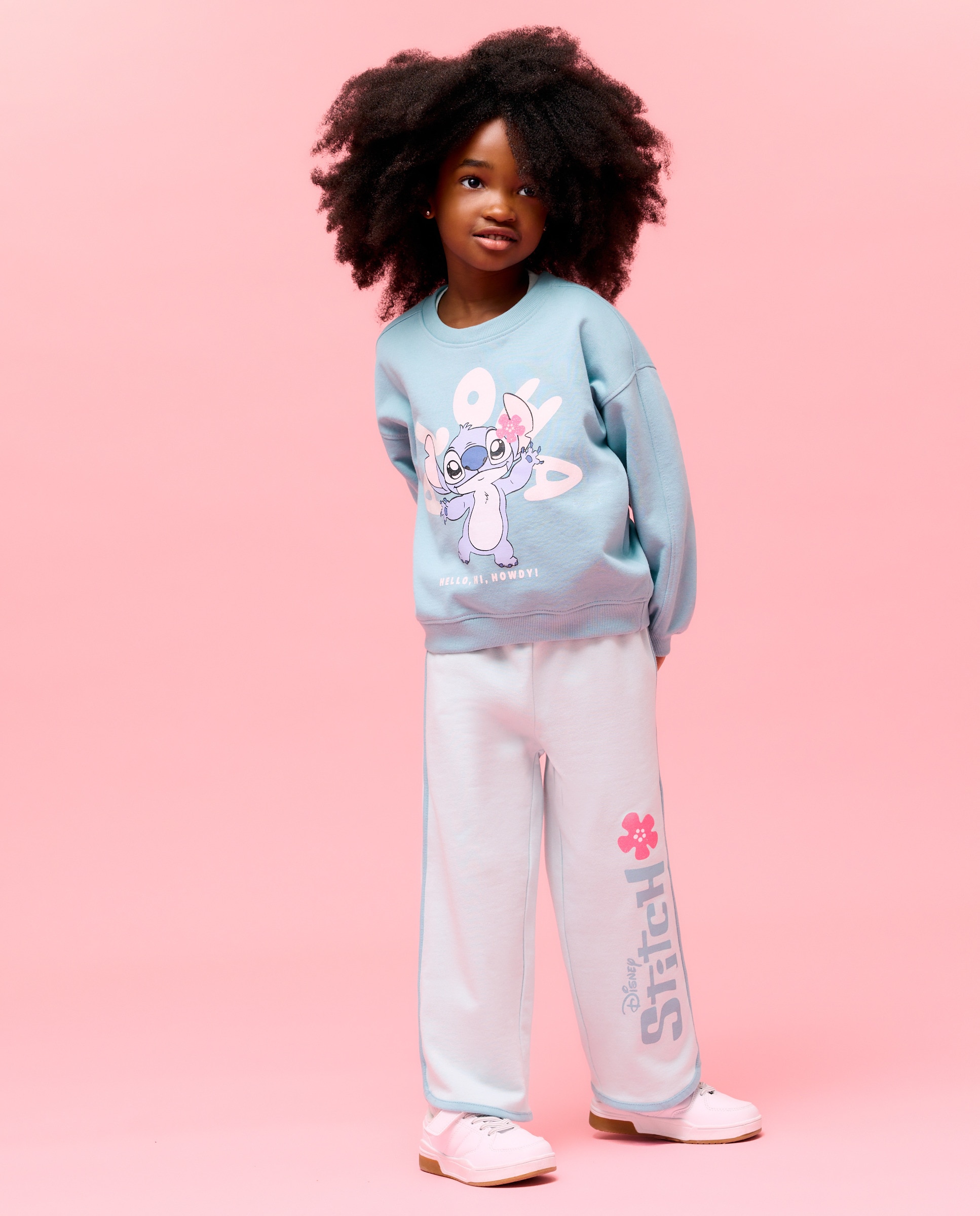 Imagem 0 de Conjunto com Estampado Stitch: Sweatshirt com Decote Redondo e Calças Largas com Piping em Contraste