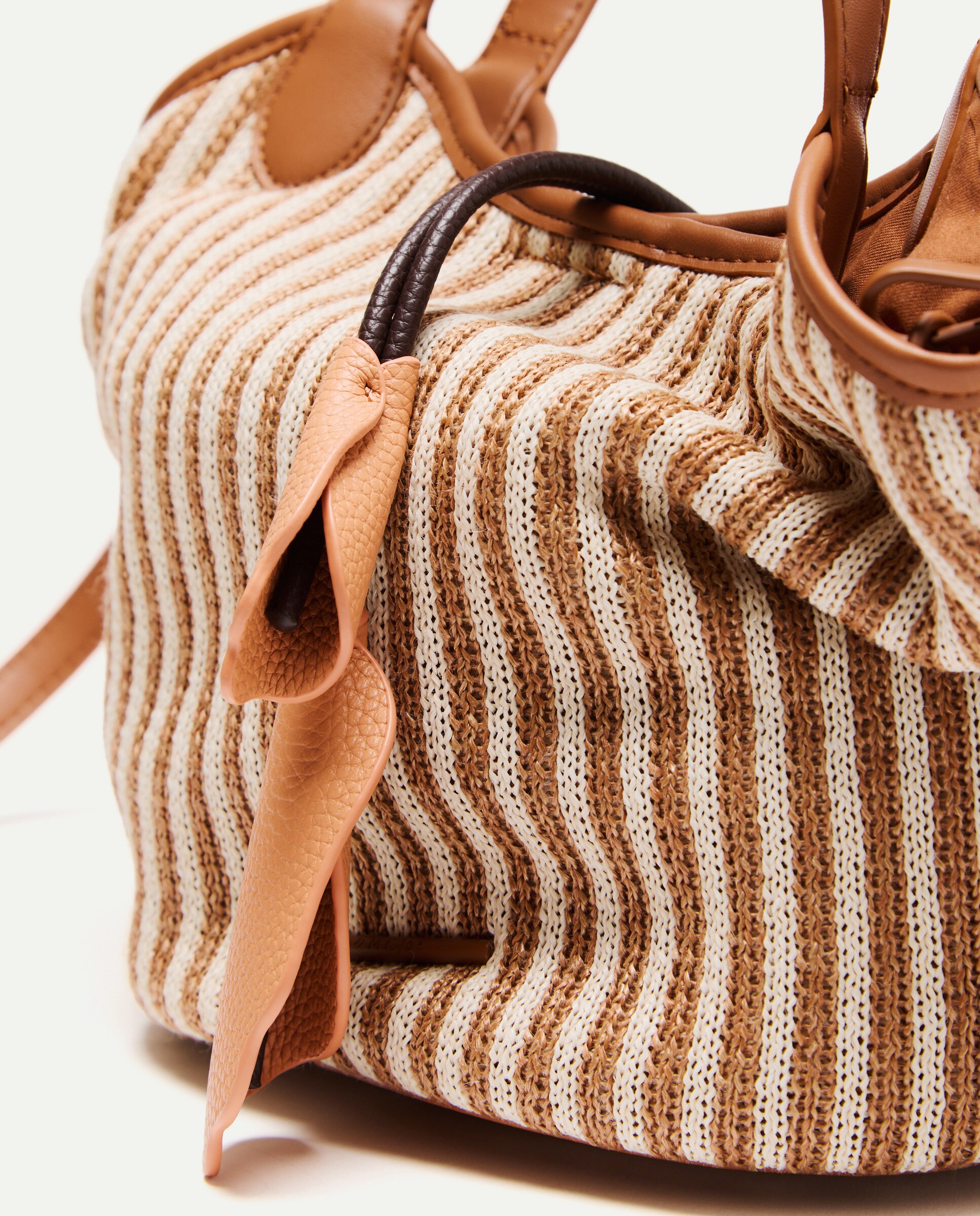 Mala de Mão em Tecido às Riscas com Conta Floral Castanho-3