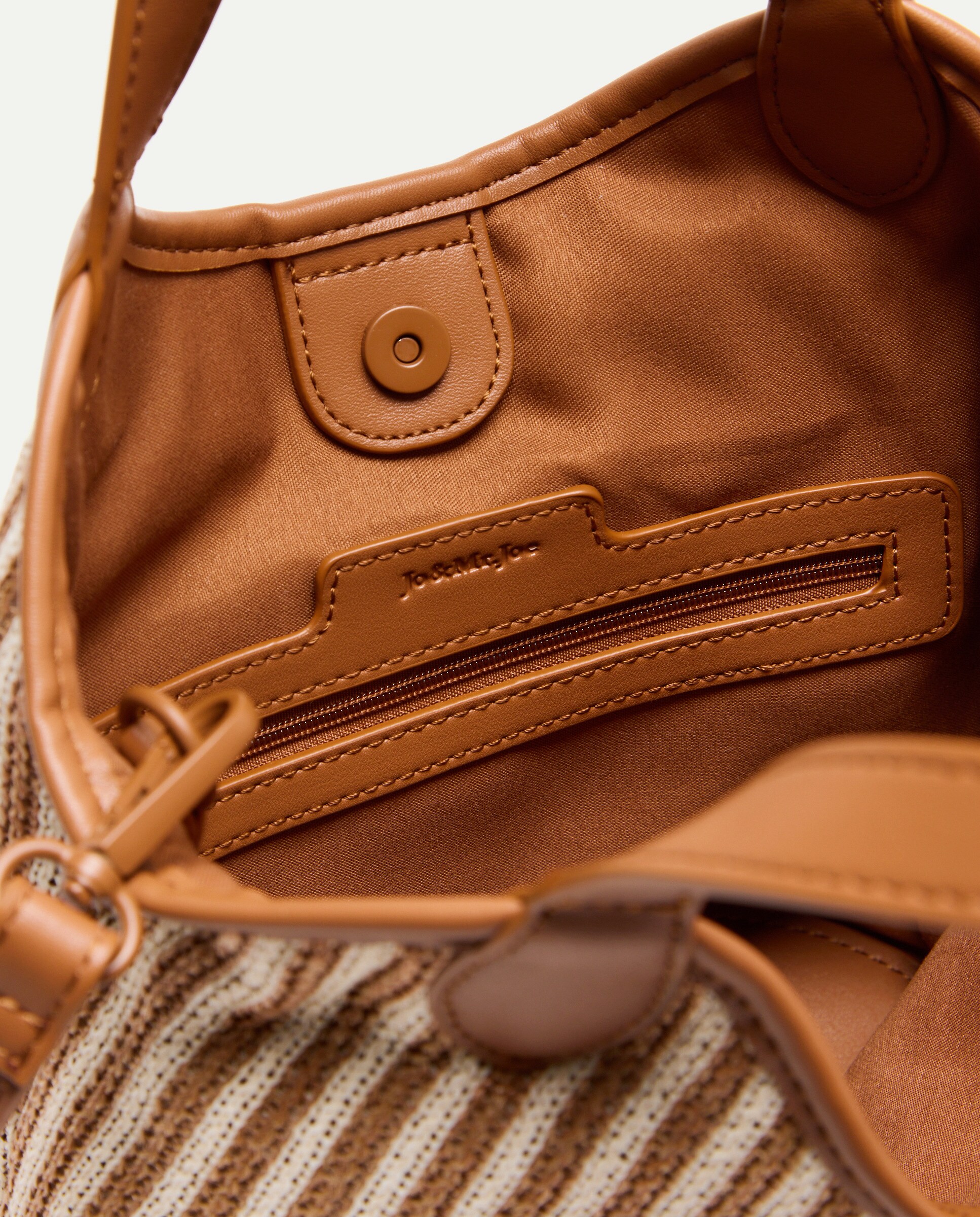 Mala de Mão em Tecido às Riscas com Conta Floral Castanho-4