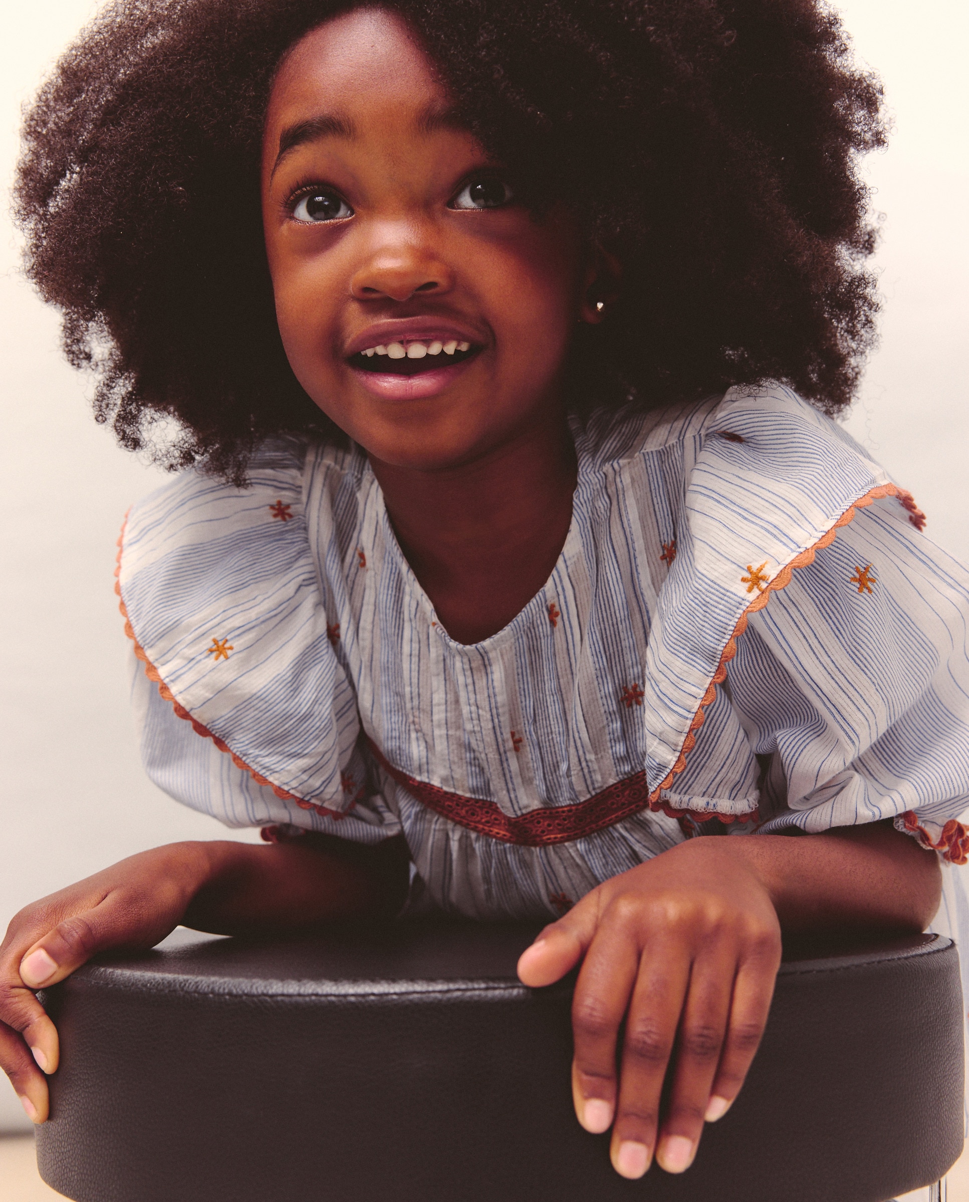 Blusa de Manga Comprida Romântica às Riscas com Estampado Bordado no Peito com Pregas e Folho no Ombro Kids El Corte Inglés Branco-3