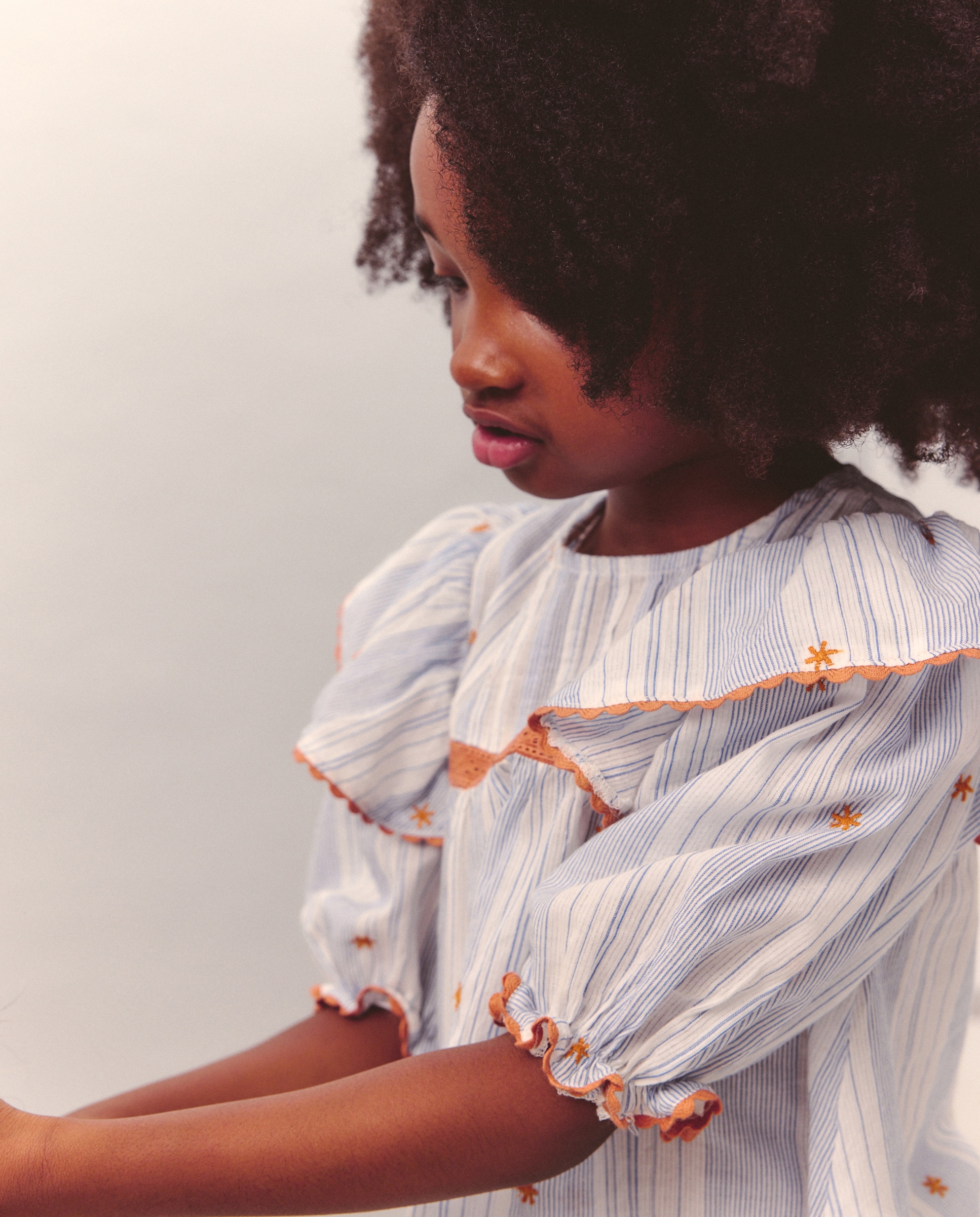 Blusa de Manga Comprida Romântica às Riscas com Estampado Bordado no Peito com Pregas e Folho no Ombro Kids El Corte Inglés Branco-4