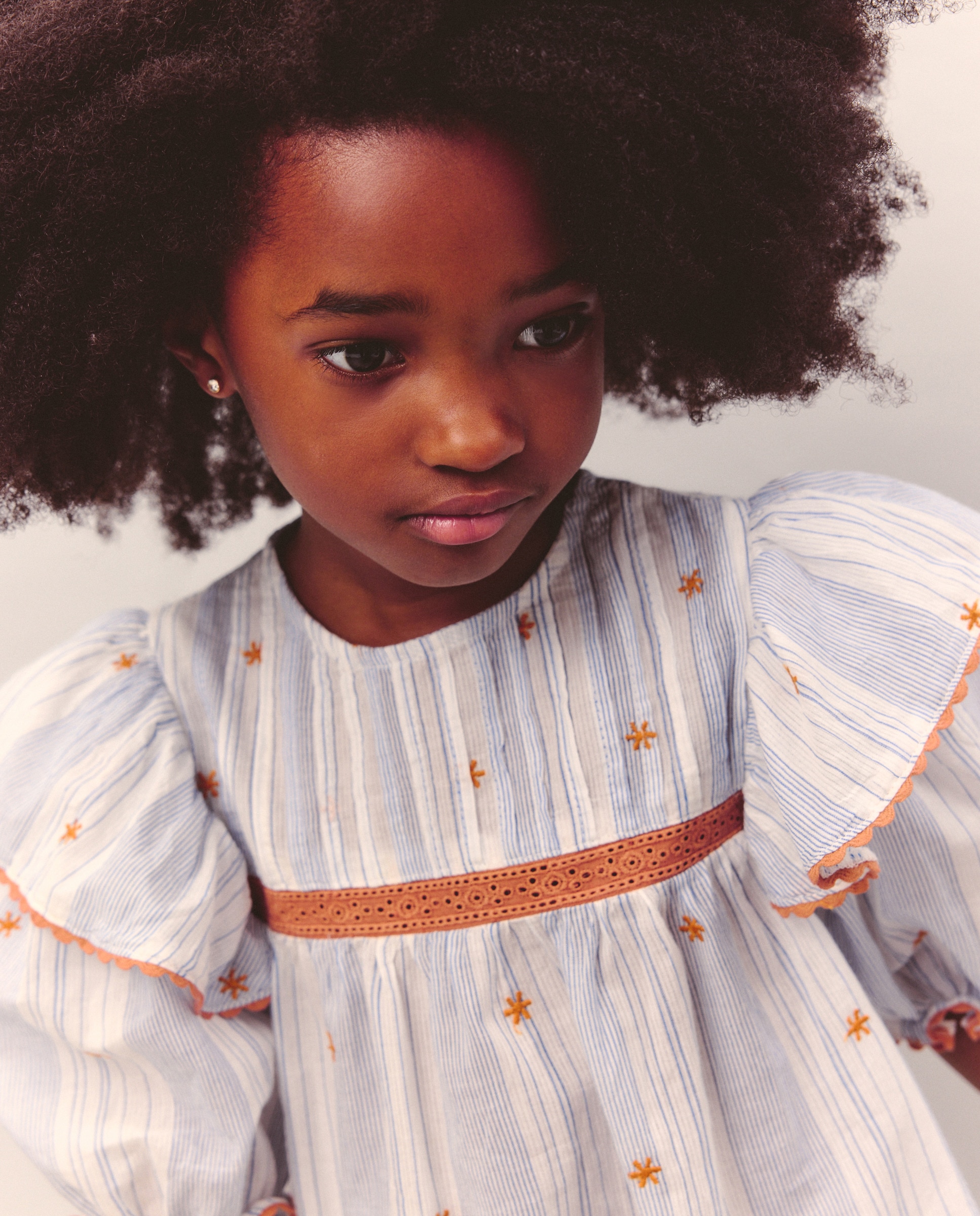 Blusa de Manga Comprida Romântica às Riscas com Estampado Bordado no Peito com Pregas e Folho no Ombro Kids El Corte Inglés Branco-1