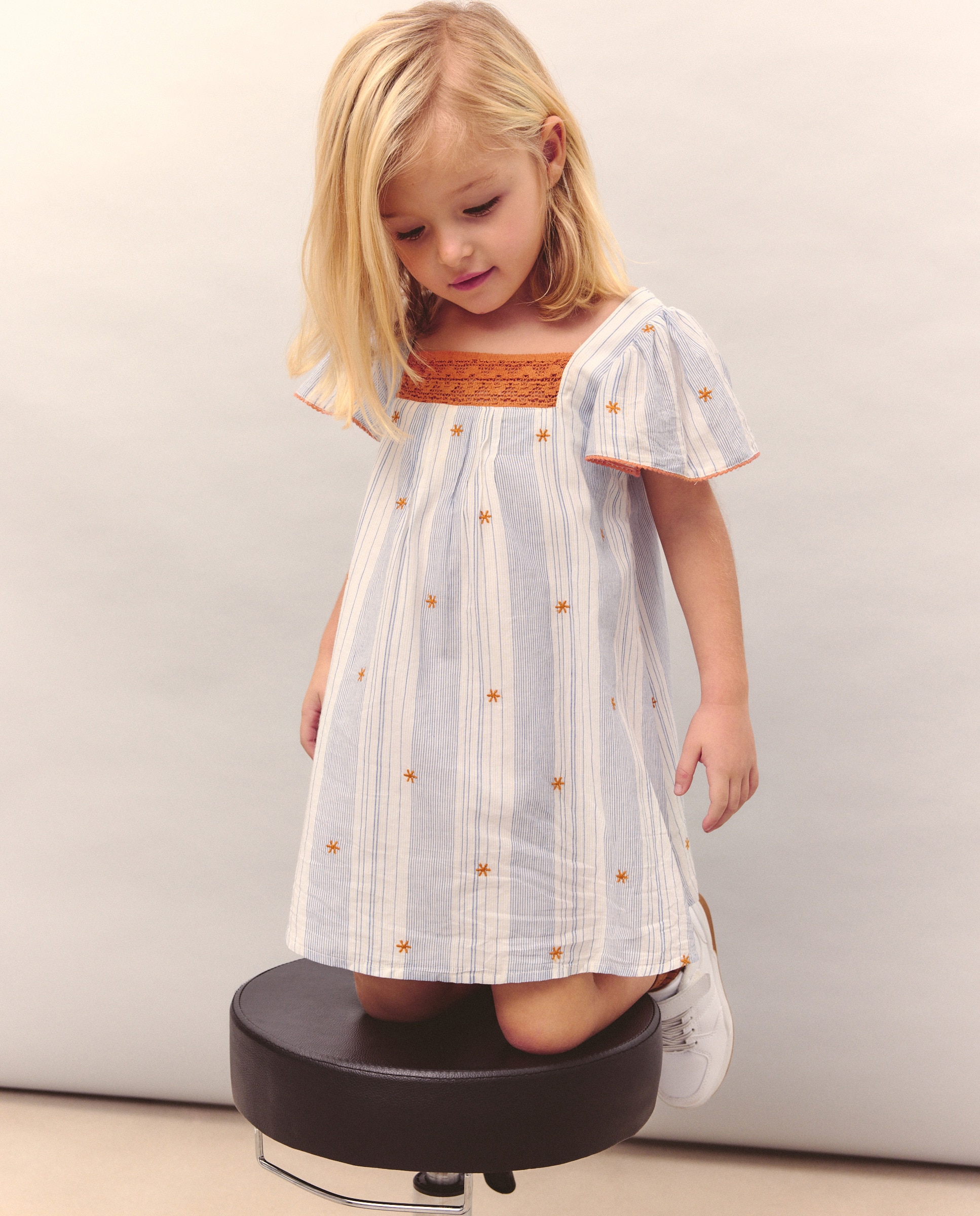 Imagem 0 de Vestido de Manga Curta às Riscas com Estampado Floral Bordado e Renda no Decote