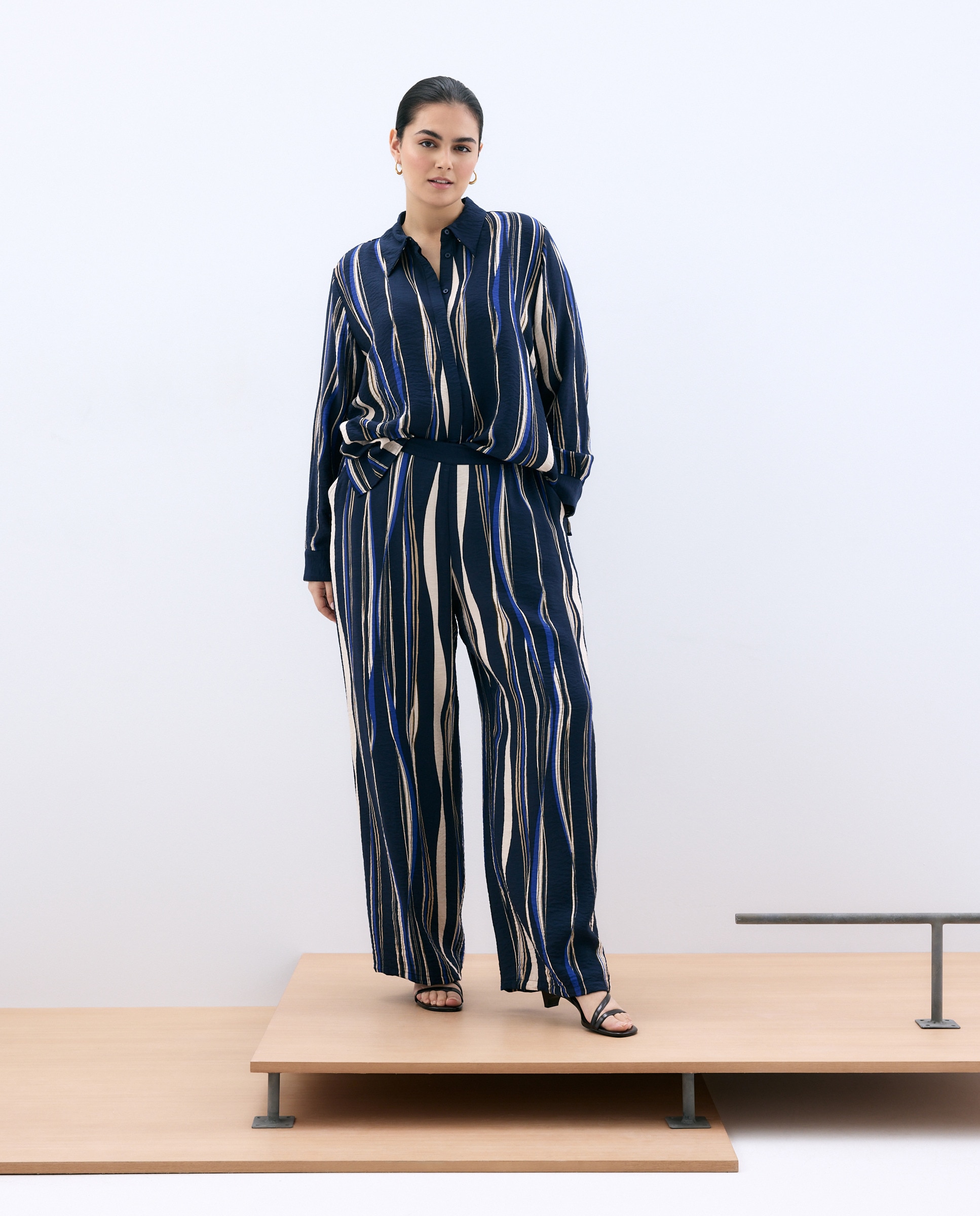 Imagem 0 de Calças Fluídas Estampadas