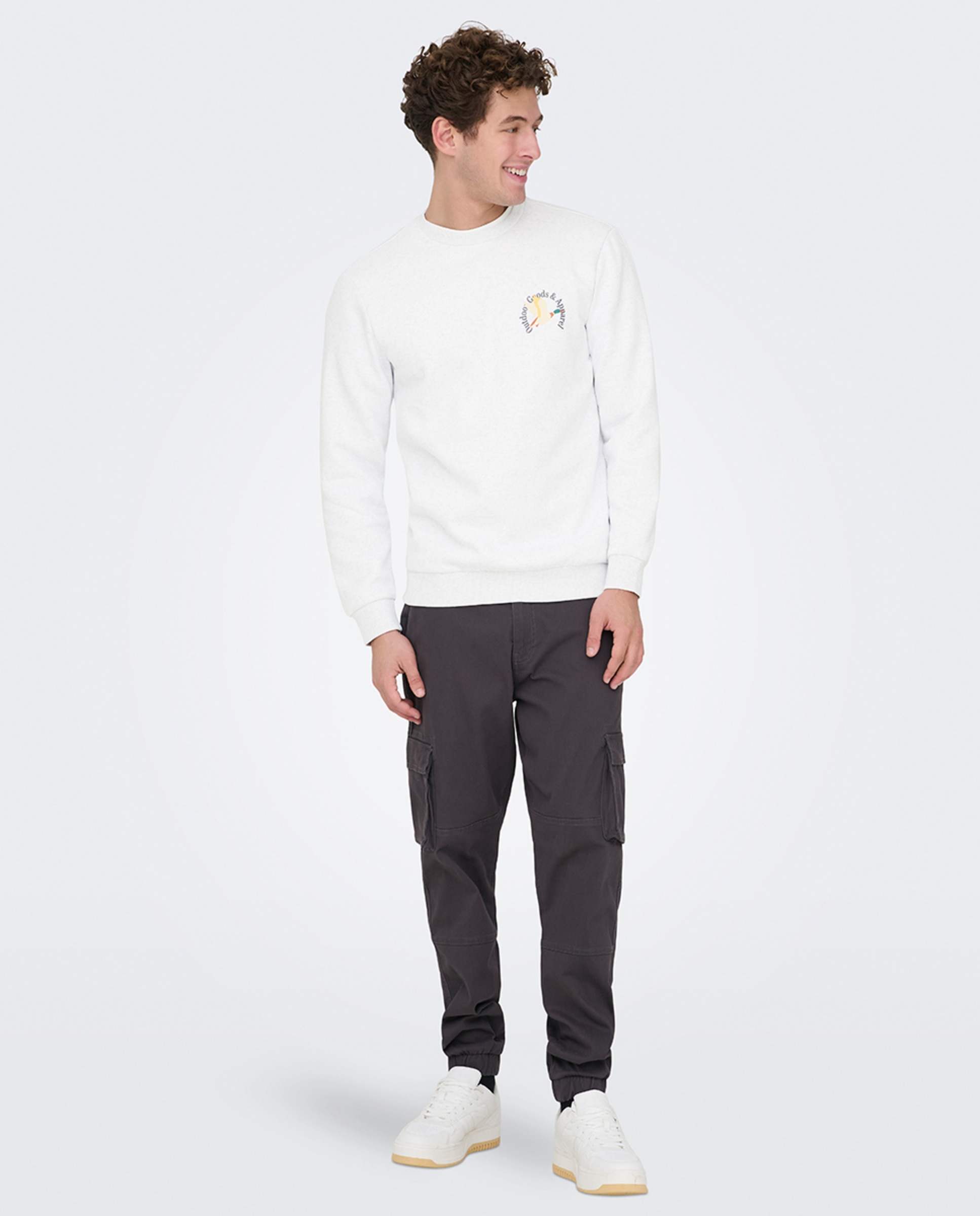Sweatshirt com Gola Redonda. Regular Fit Cinzento-claro-6