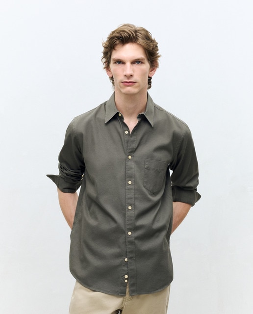 Imagem 0 de Camisa Casual de Sarja com Manga Comprida Lisa e Corte Regular.