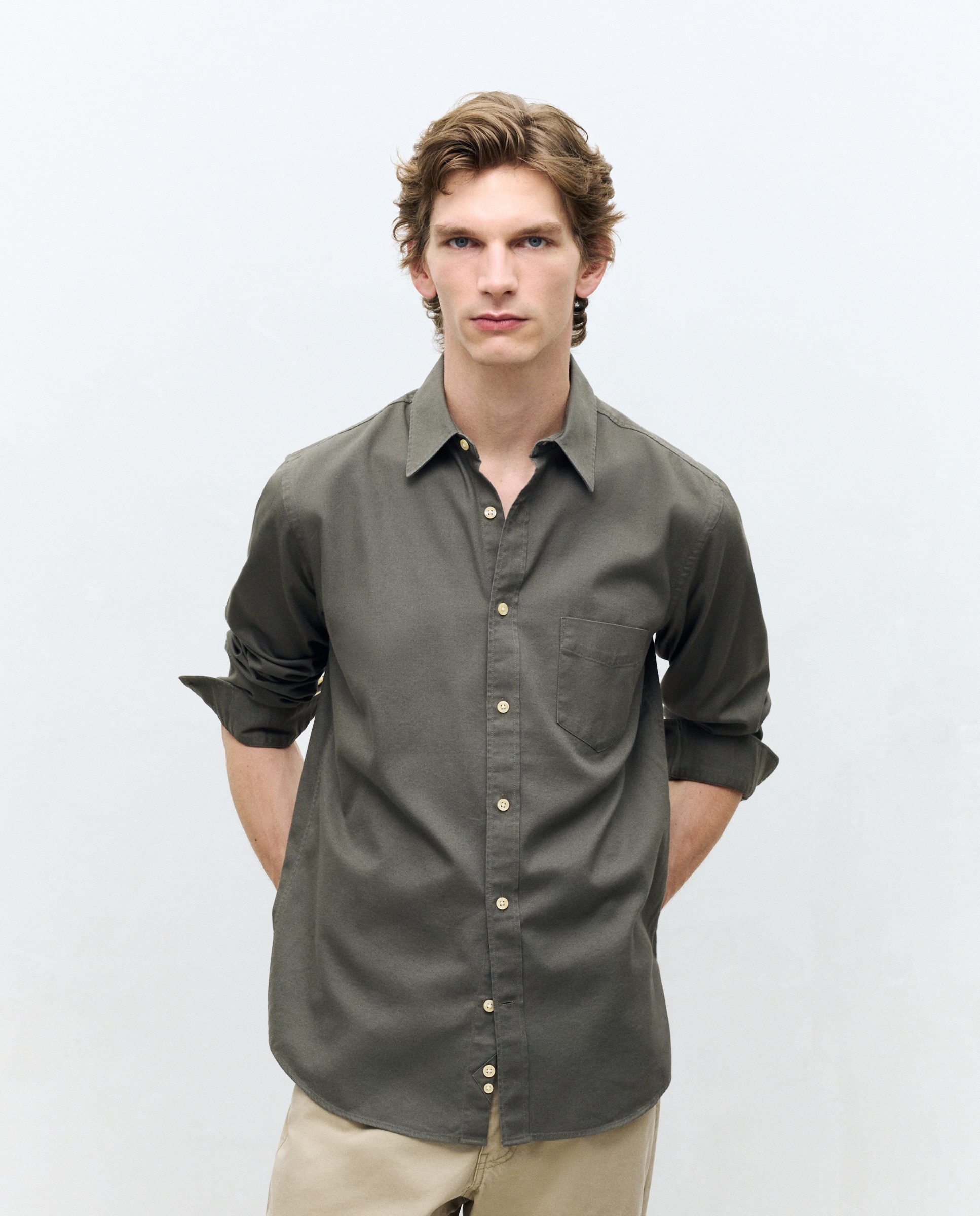 Imagem 0 de Camisa Casual de Sarja com Manga Comprida Lisa e Corte Regular.