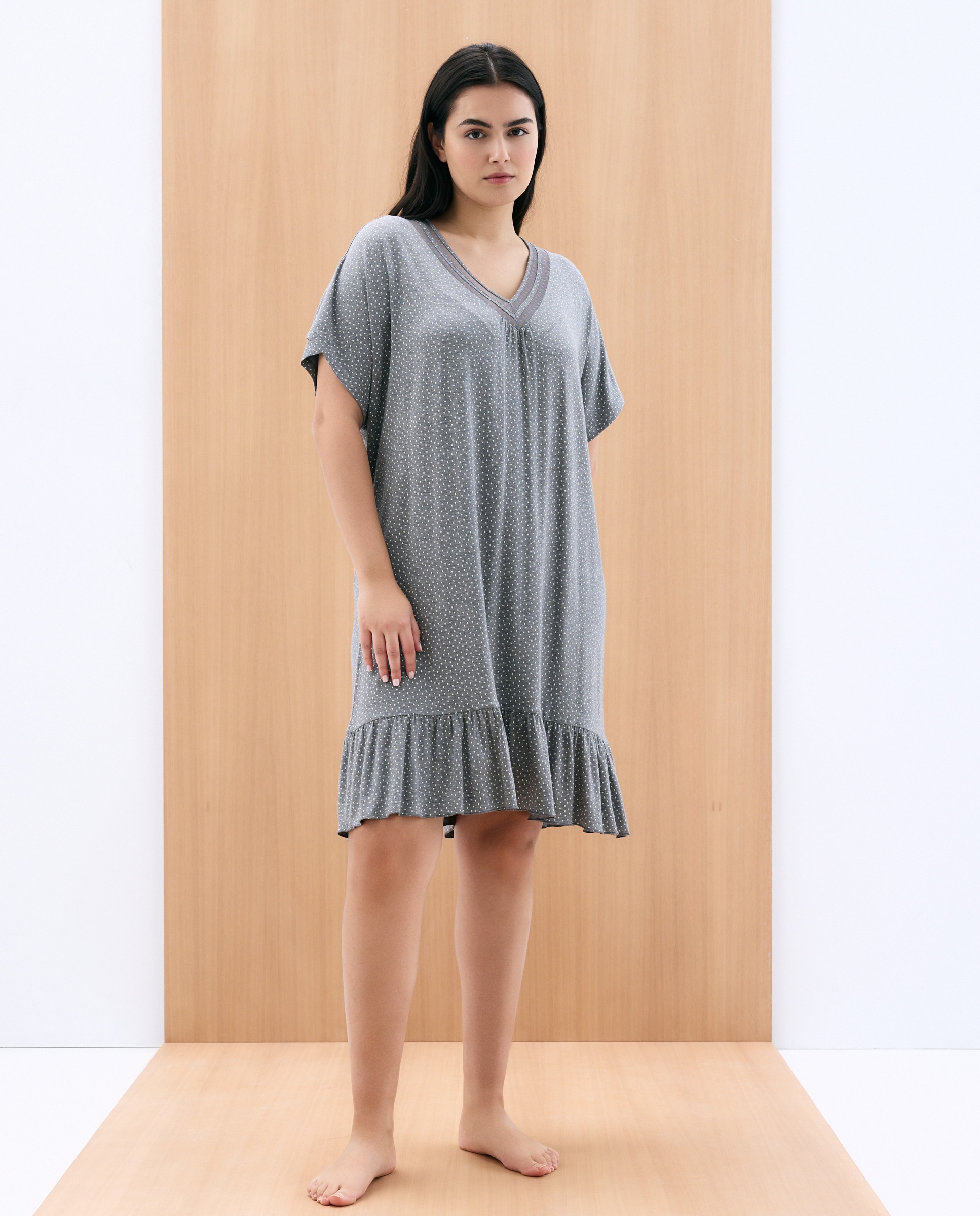 Camisa de Dormir às Bolinhas com Decote em Bico Preto-1