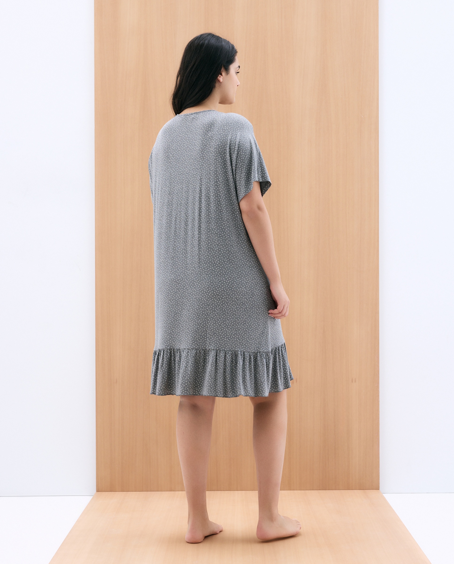 Camisa de Dormir às Bolinhas com Decote em Bico Preto-2