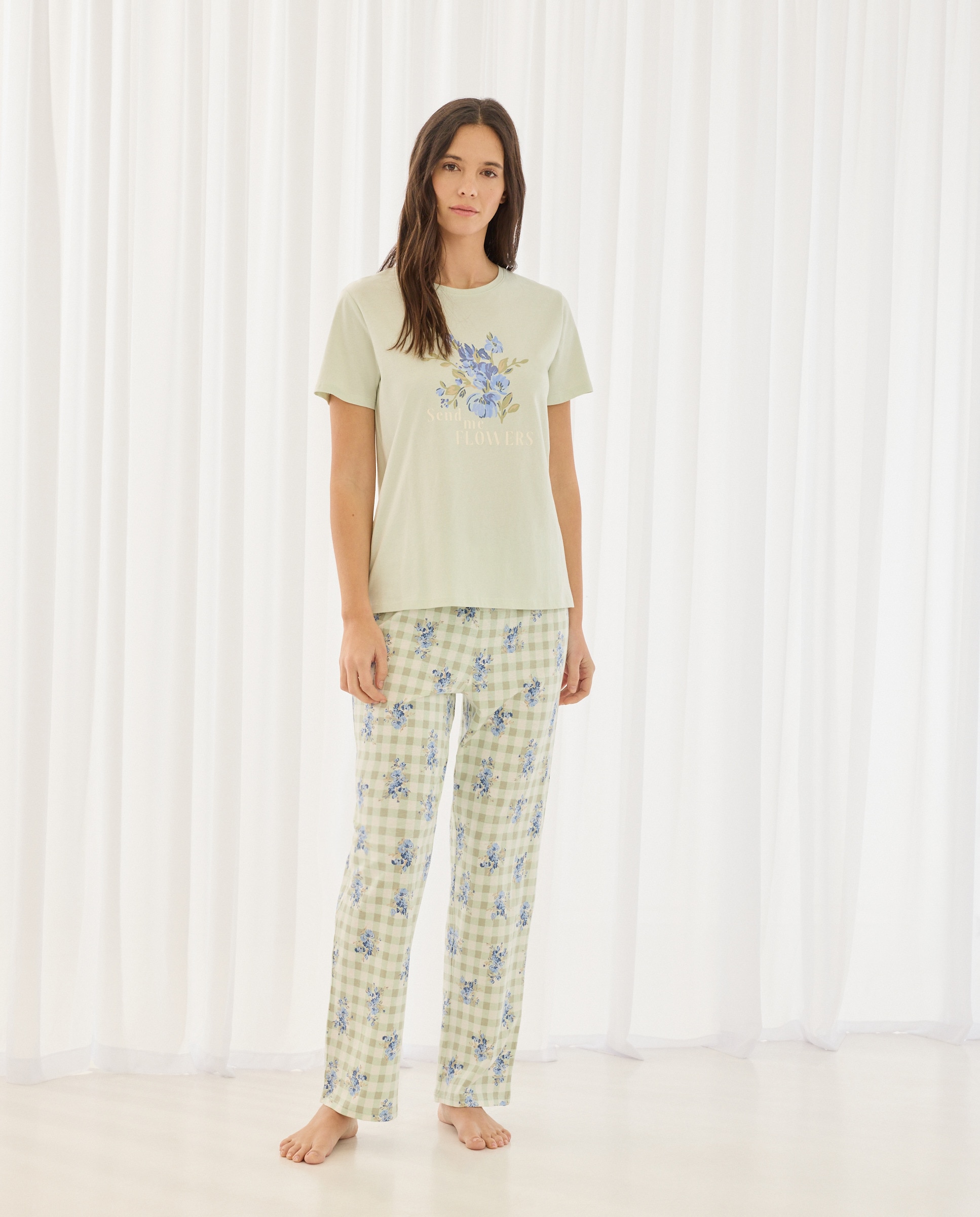 Imagem 0 de Pijama Tipo Top com Estampado Posicional e Calças Vichy com Estampado Floral