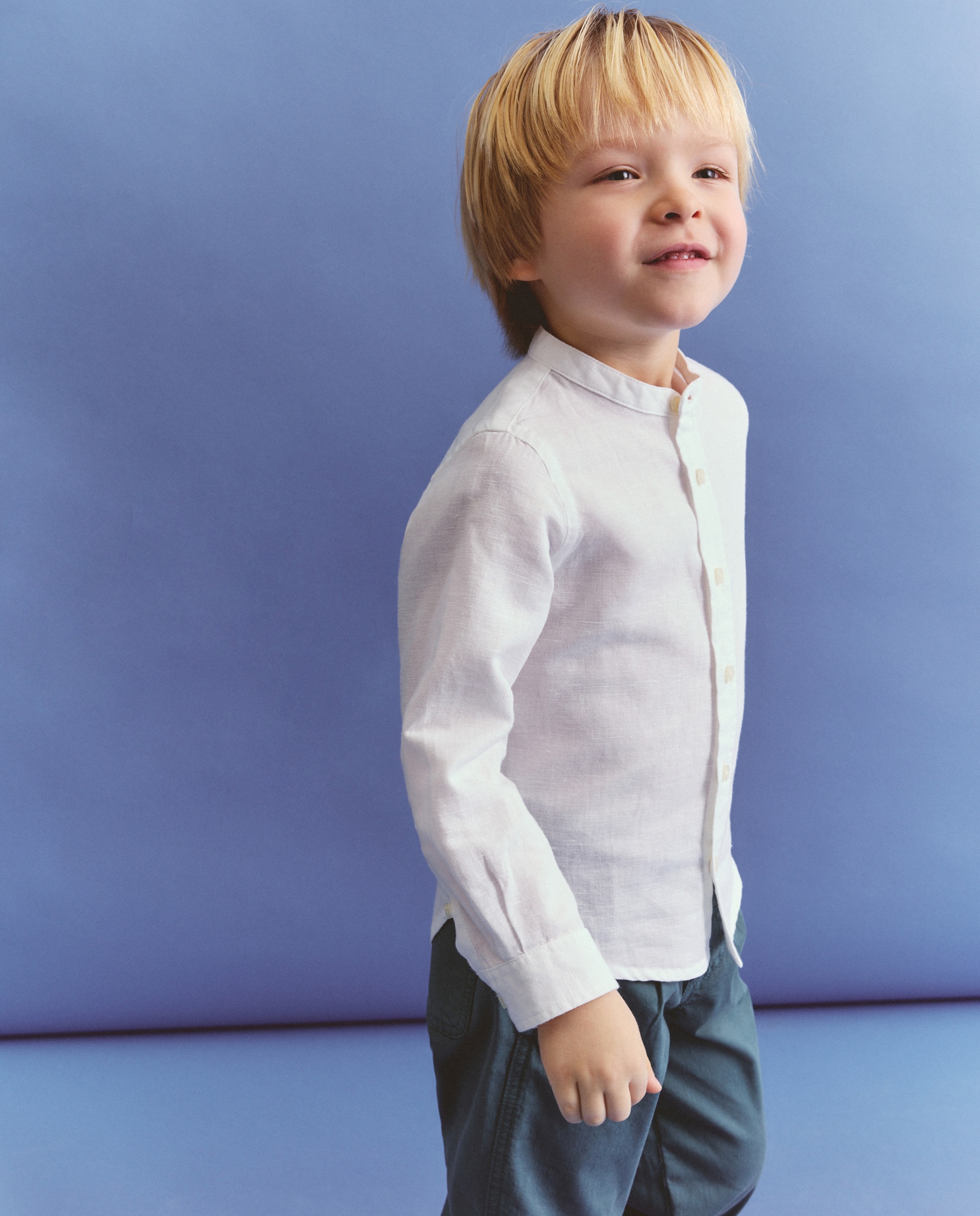 Camisa de Linho com Manga Comprida e Gola à Padre Branco-1