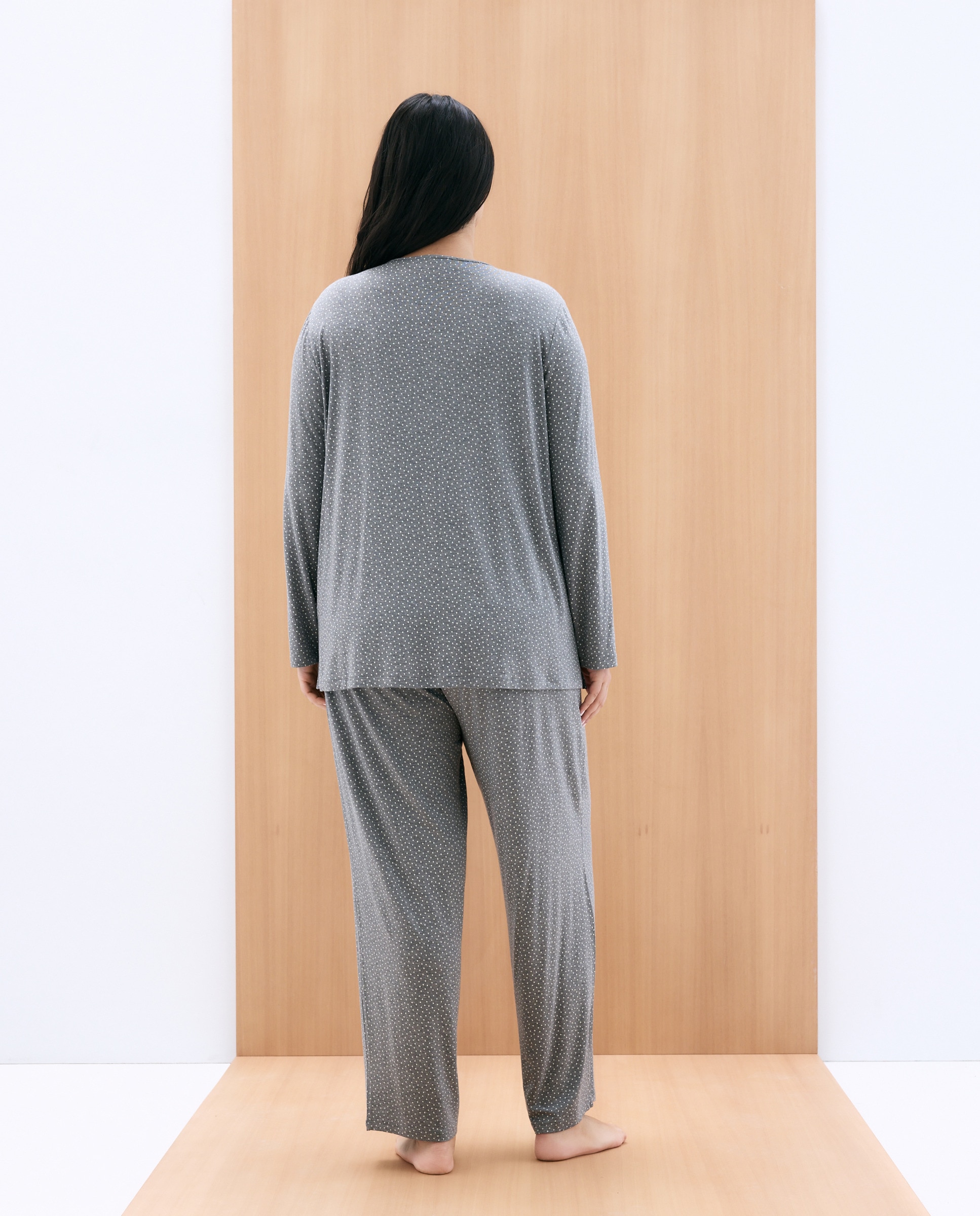 Pijama às Bolinhas com Decote em Bico Preto-3