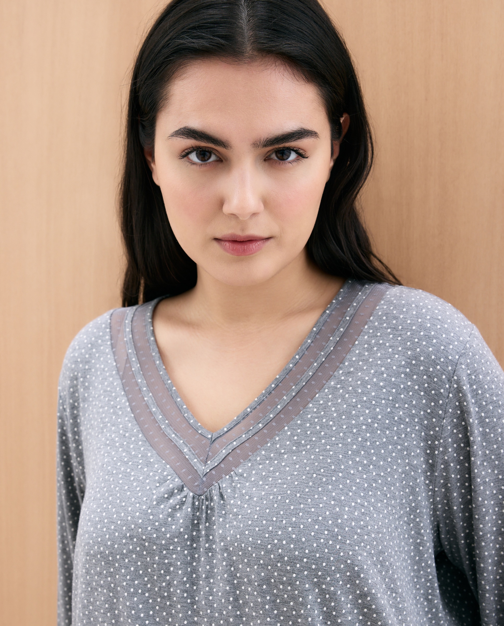 Pijama às Bolinhas com Decote em Bico Preto-2