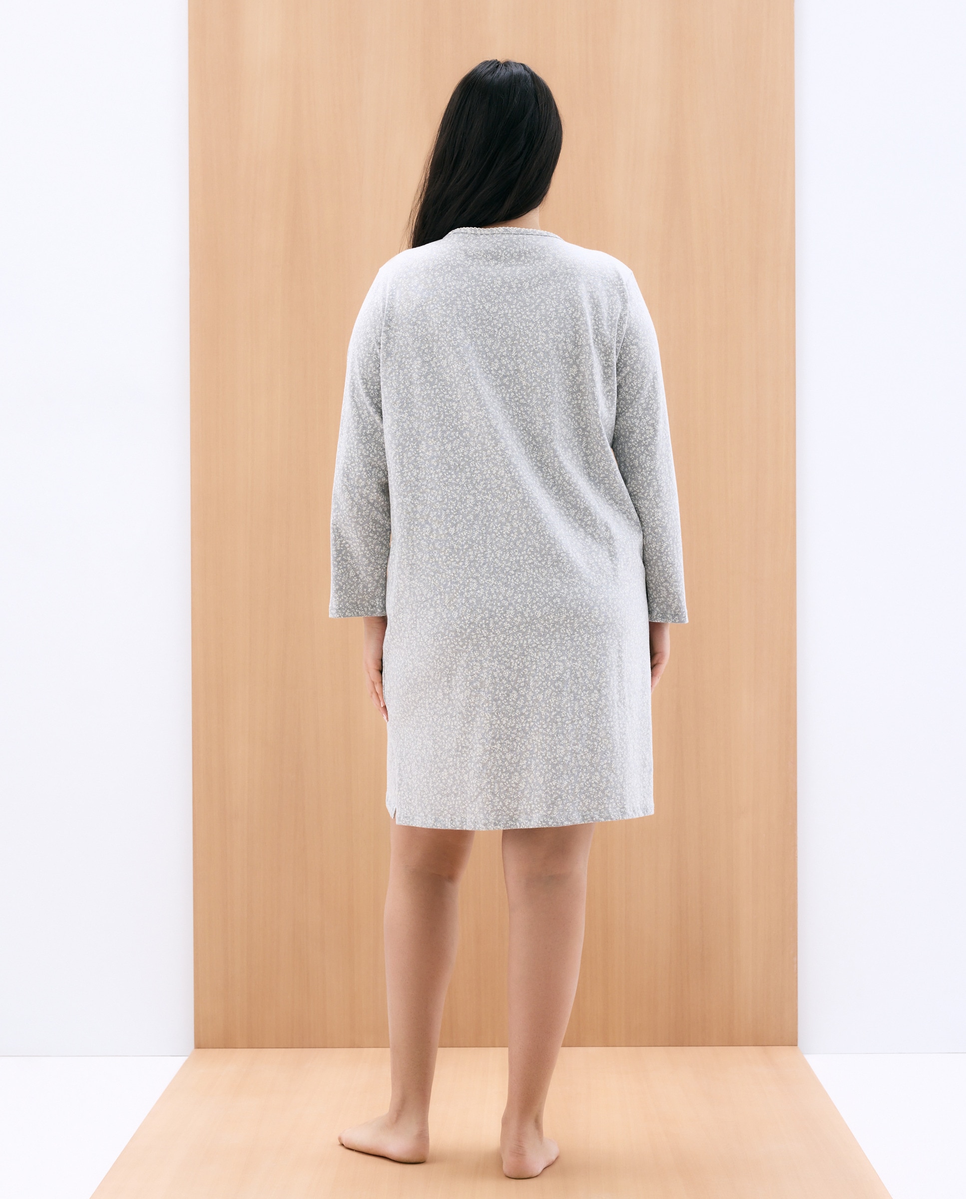 Camisa de Dormir com Decote em Bico e Detalhes de Renda Preto-3