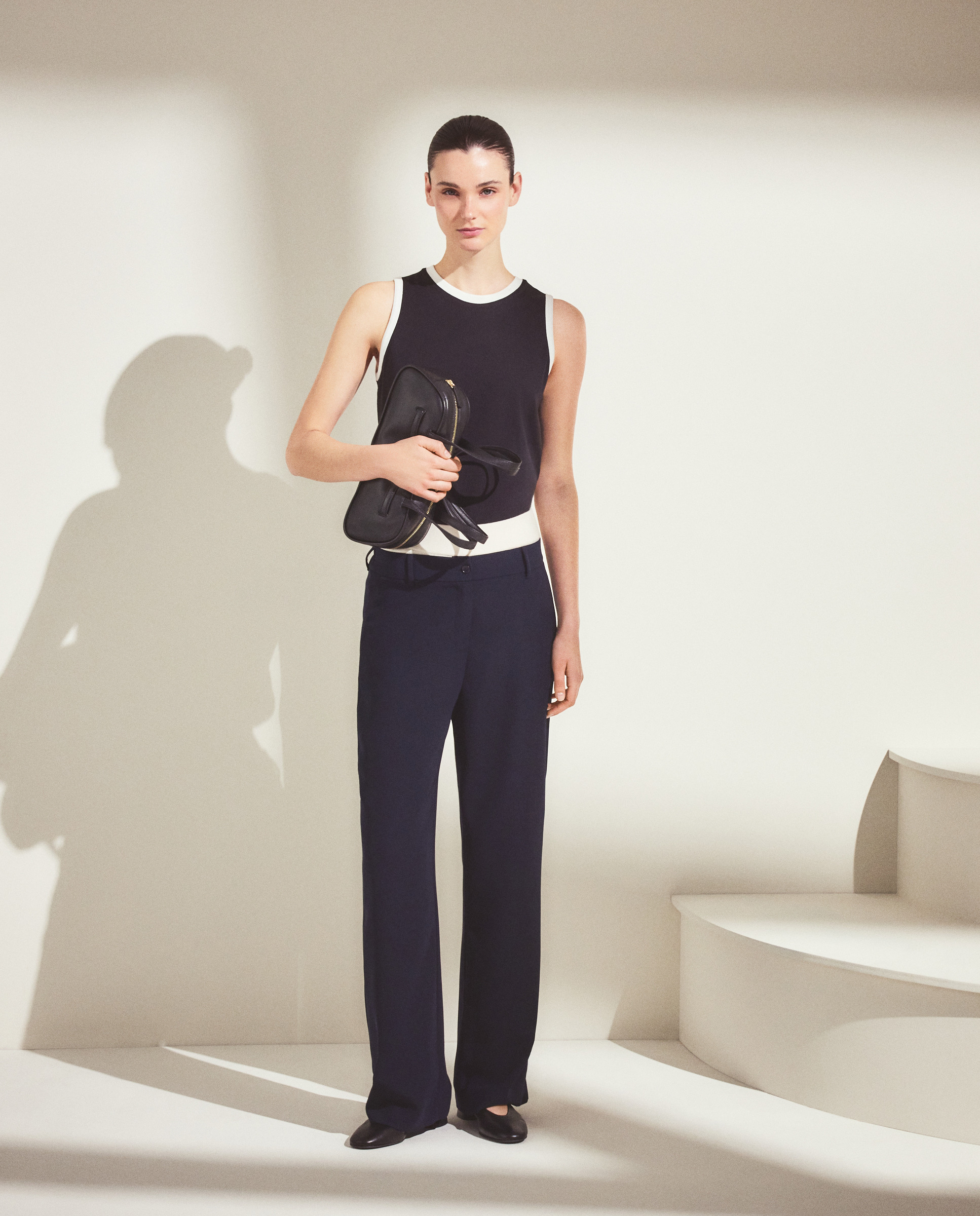 Imagem 0 de Calças Lisas Largas com Presilhas e Botão à Frente