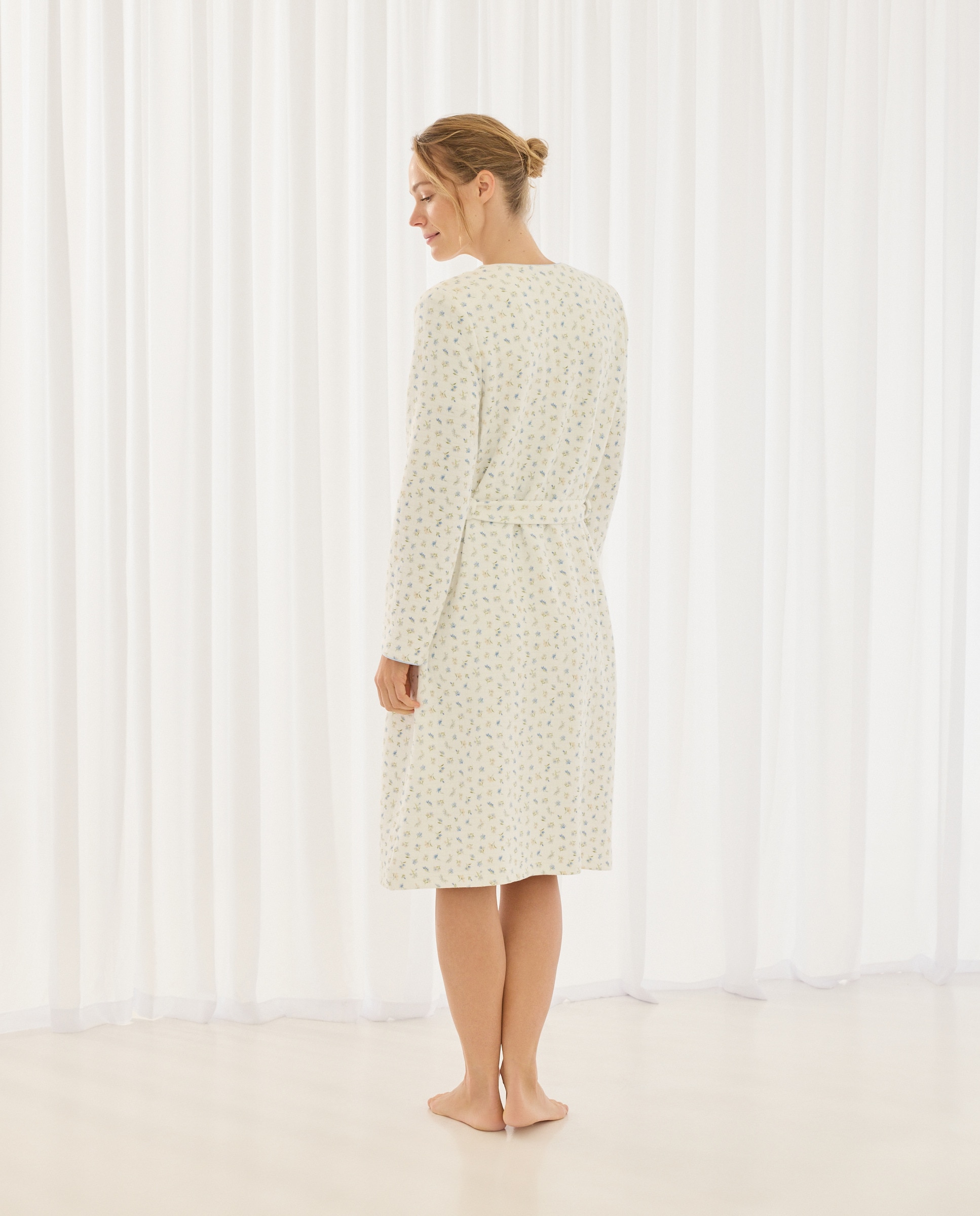 Robe com Botões e Detalhes Florais Branco-2