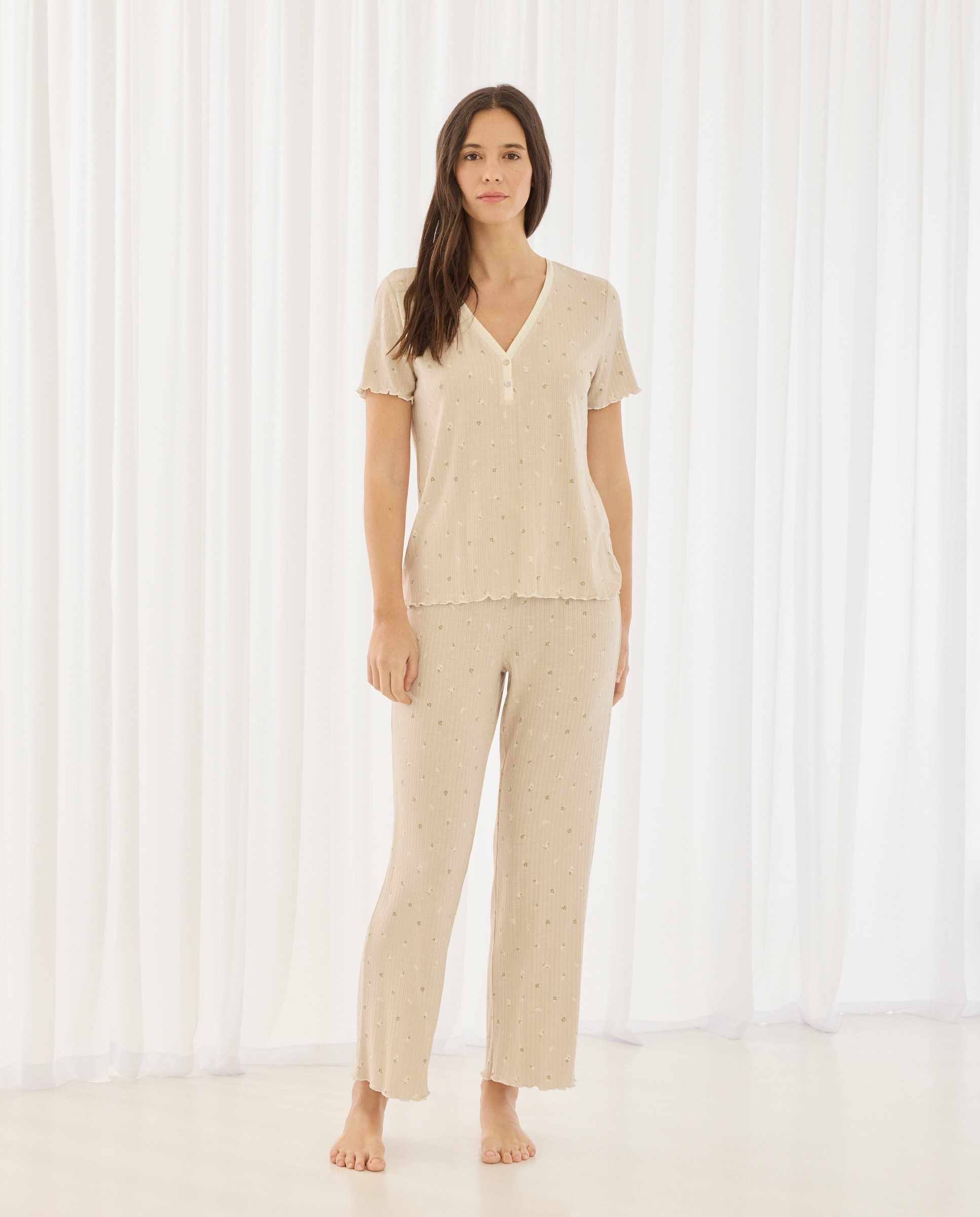 Imagem 0 de Pijama Liso com Decote em Bico