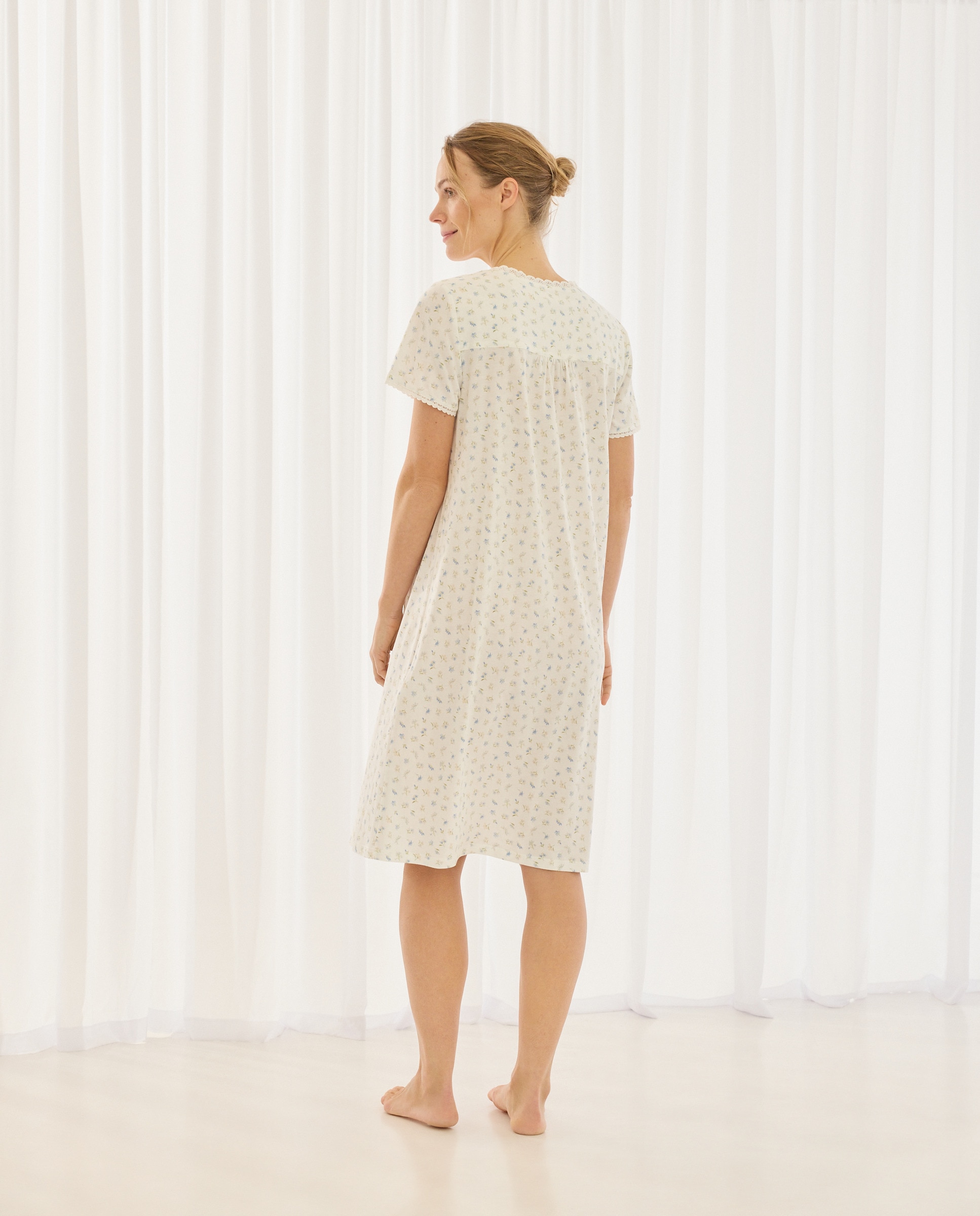 Camisa de Dormir com Decote em Bico e Detalhes Florais 410 Azul Claro-2