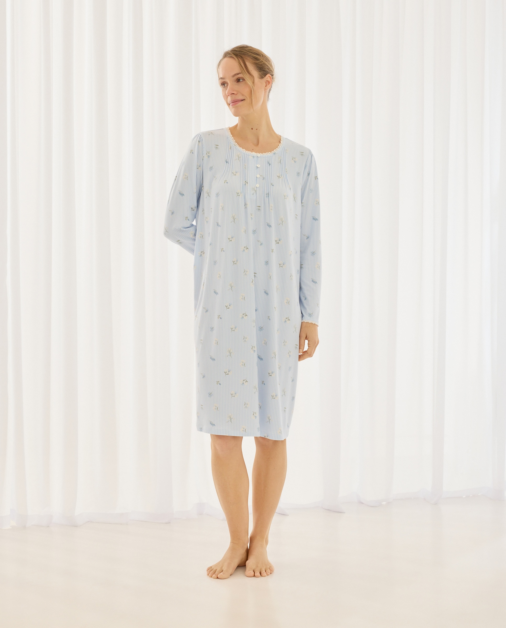 Camisa de Dormir com Decote em Bico e Detalhes Florais 410 Azul Claro-1