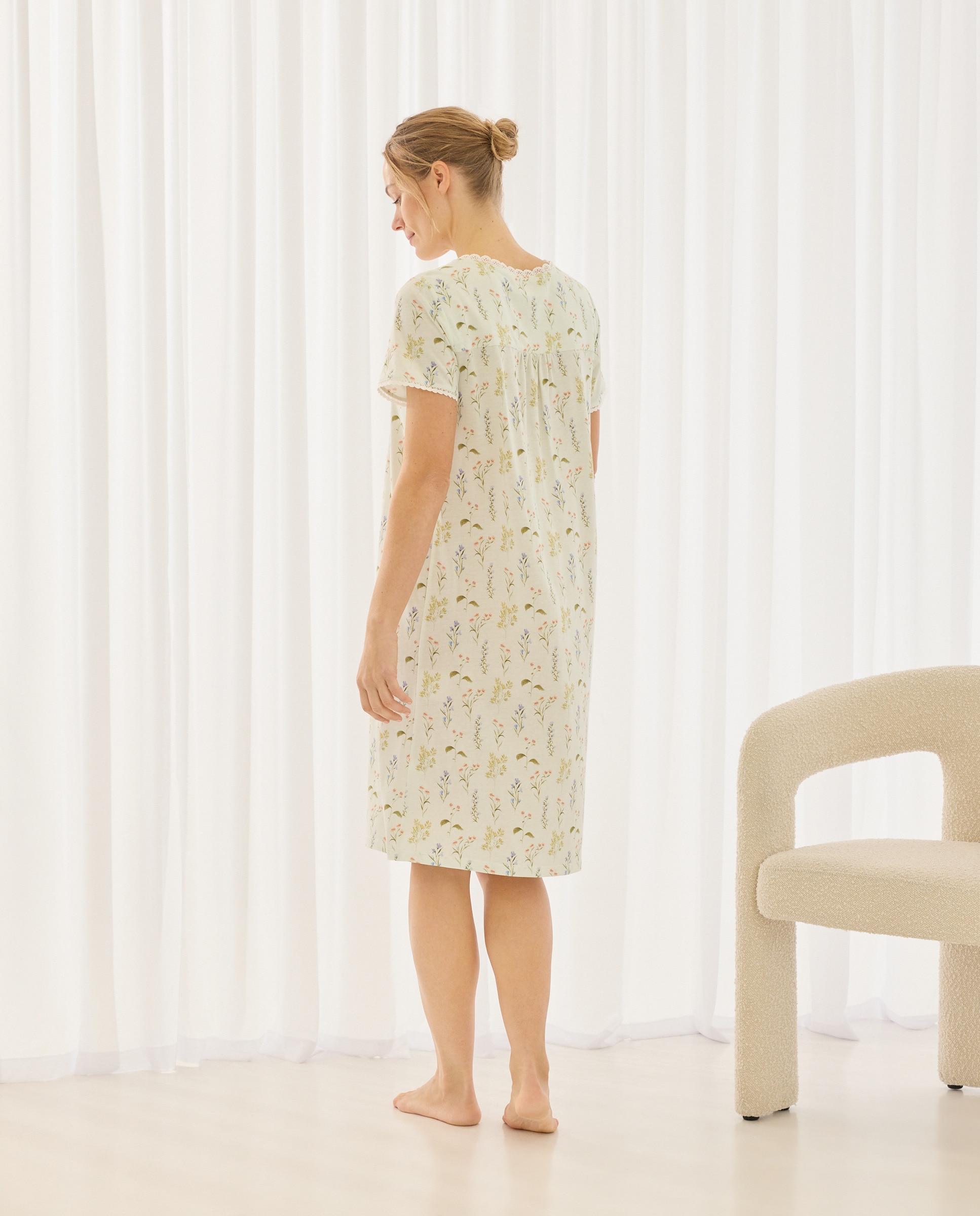 Camisa de Dormir com Decote em Bico e Detalhes Florais Verde-2