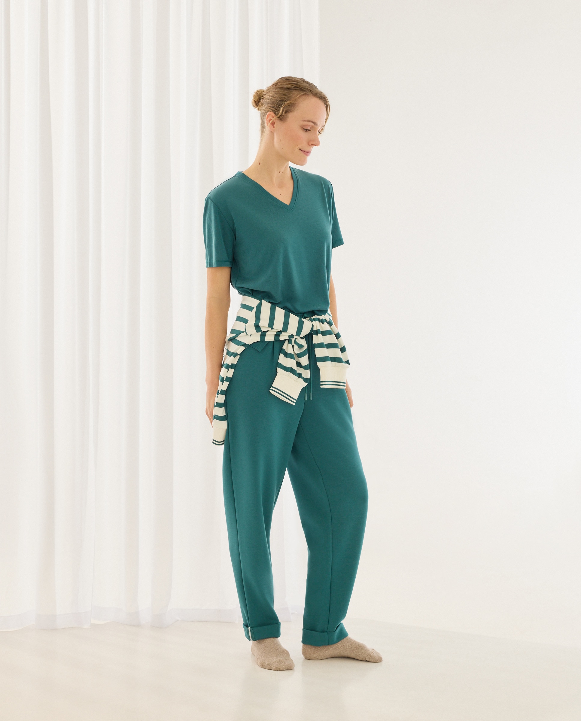 T-shirt com Decote em Bico e Detalhes 530 Verde Escuro-2