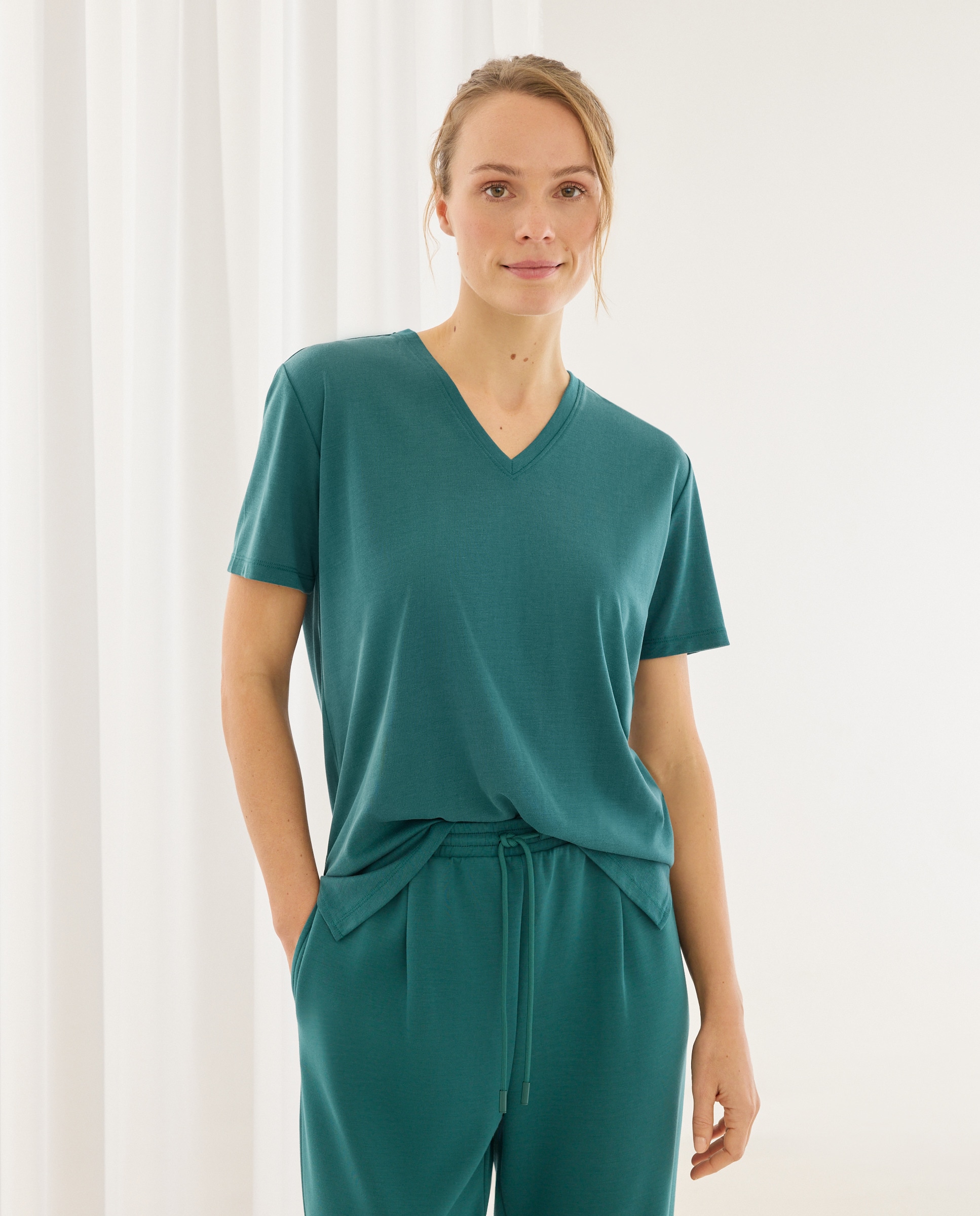 T-shirt com Decote em Bico e Detalhes 530 Verde Escuro-1