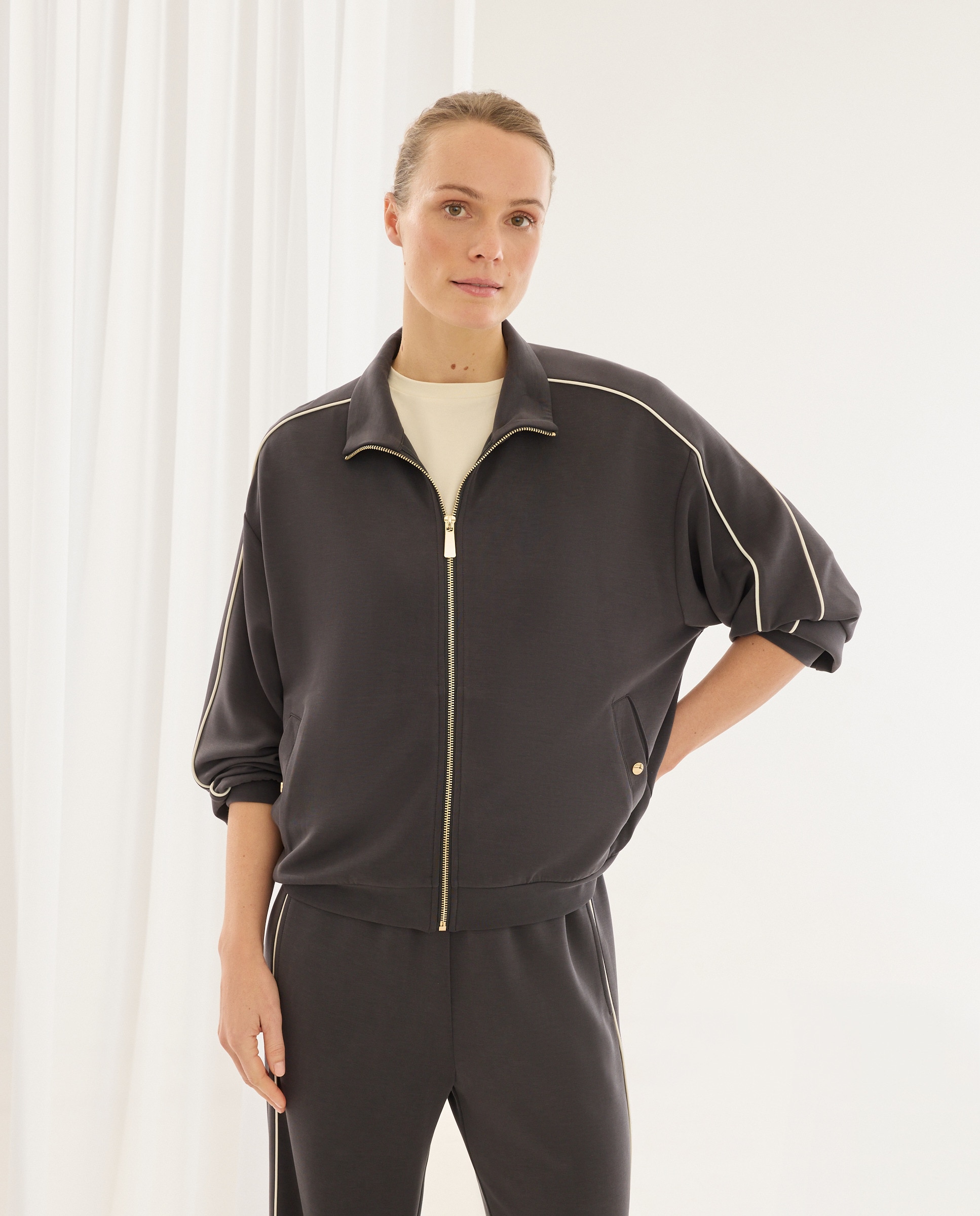 Casaco Estilo Blusão Bomber em Contraste Preto-1