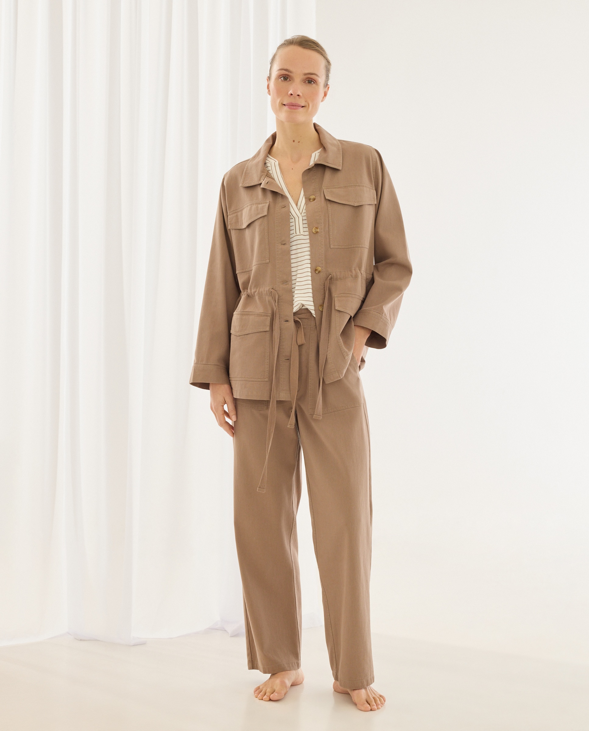 Casaco Liso com Bolsos e Detalhe de Cordão 730 Camel-2