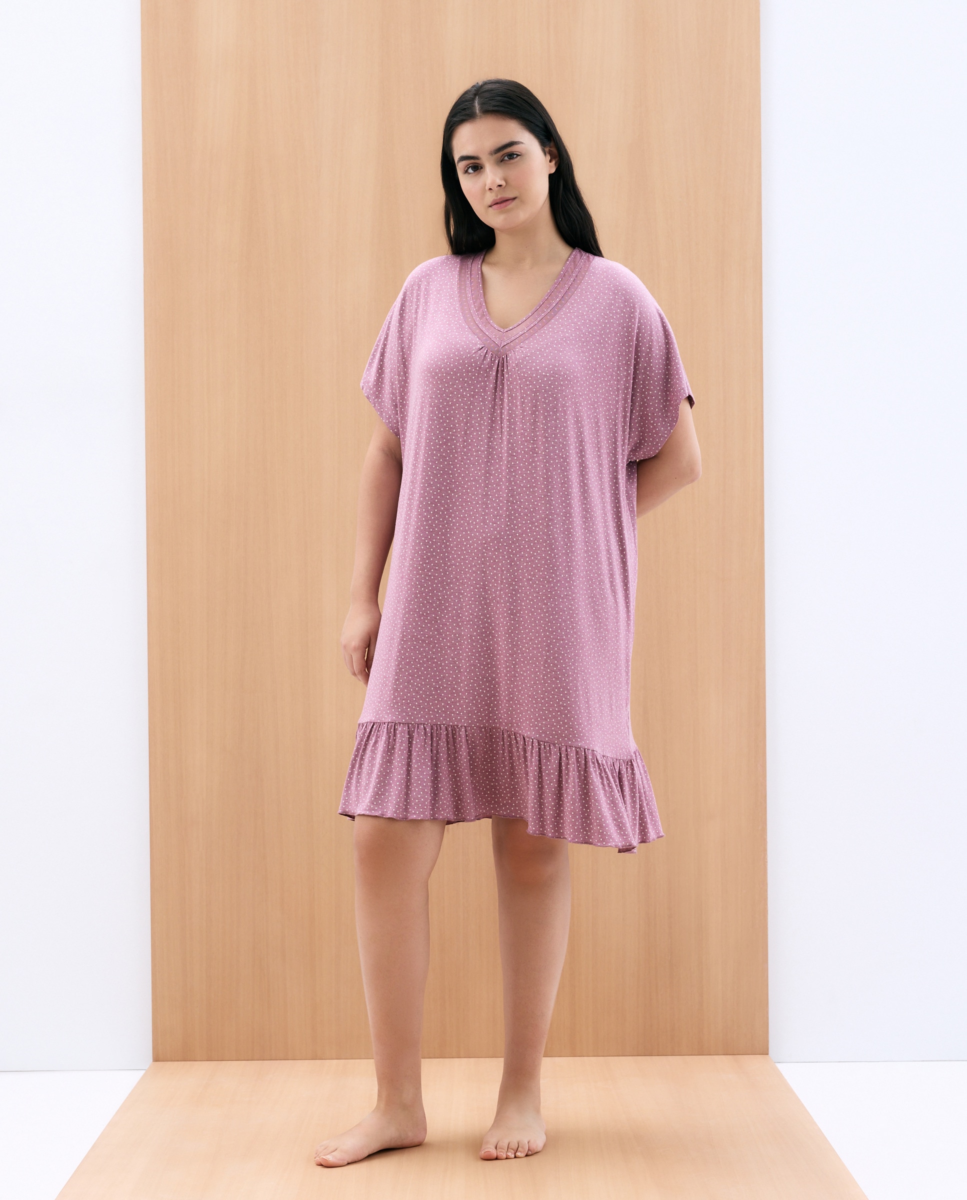 Camisa de Dormir às Bolinhas com Decote em Bico Rosa-1